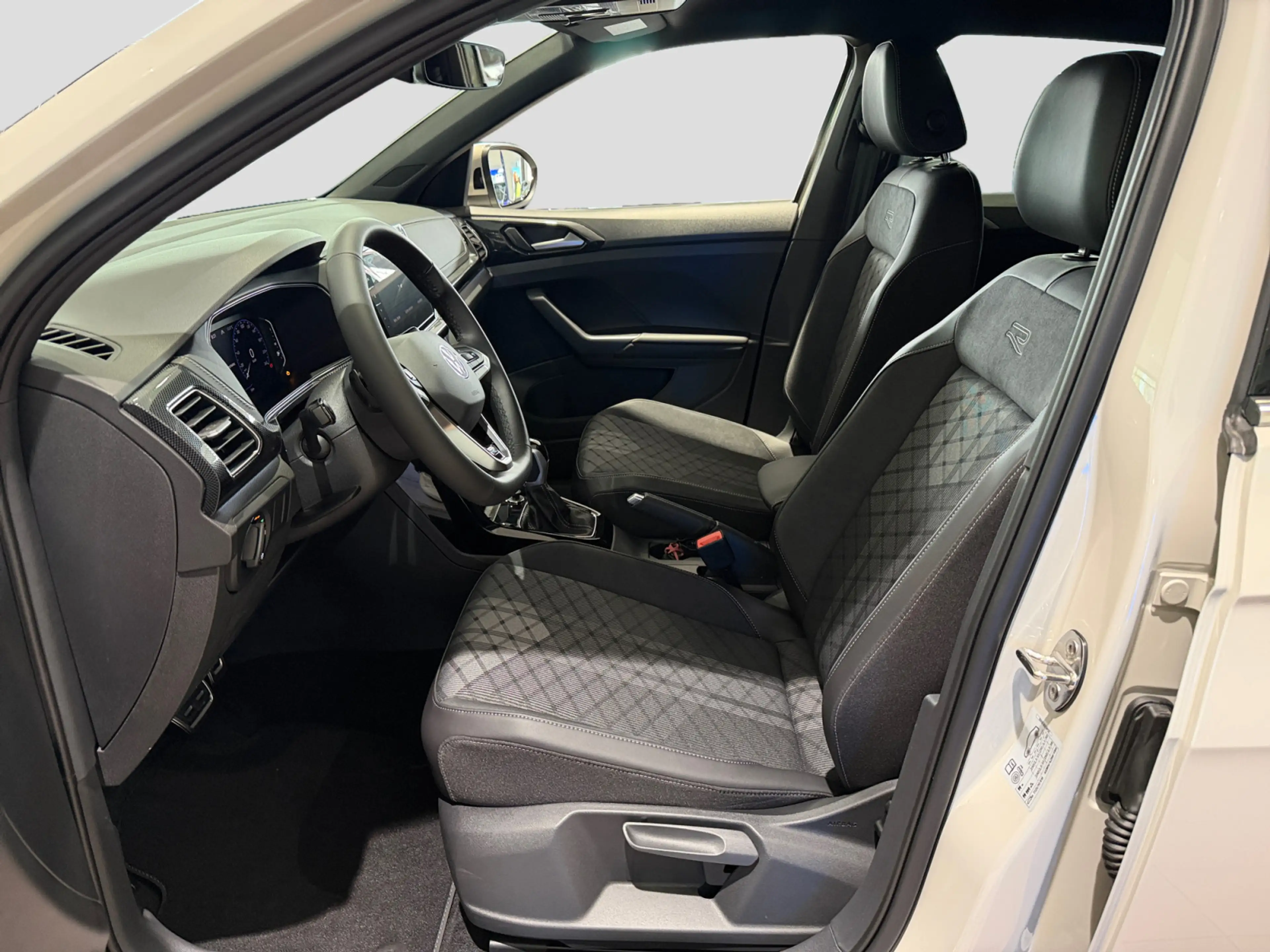 Volkswagen T-Cross R-Line DSG 1.0 l TSI 85 kW Travel & Comf — photo 10