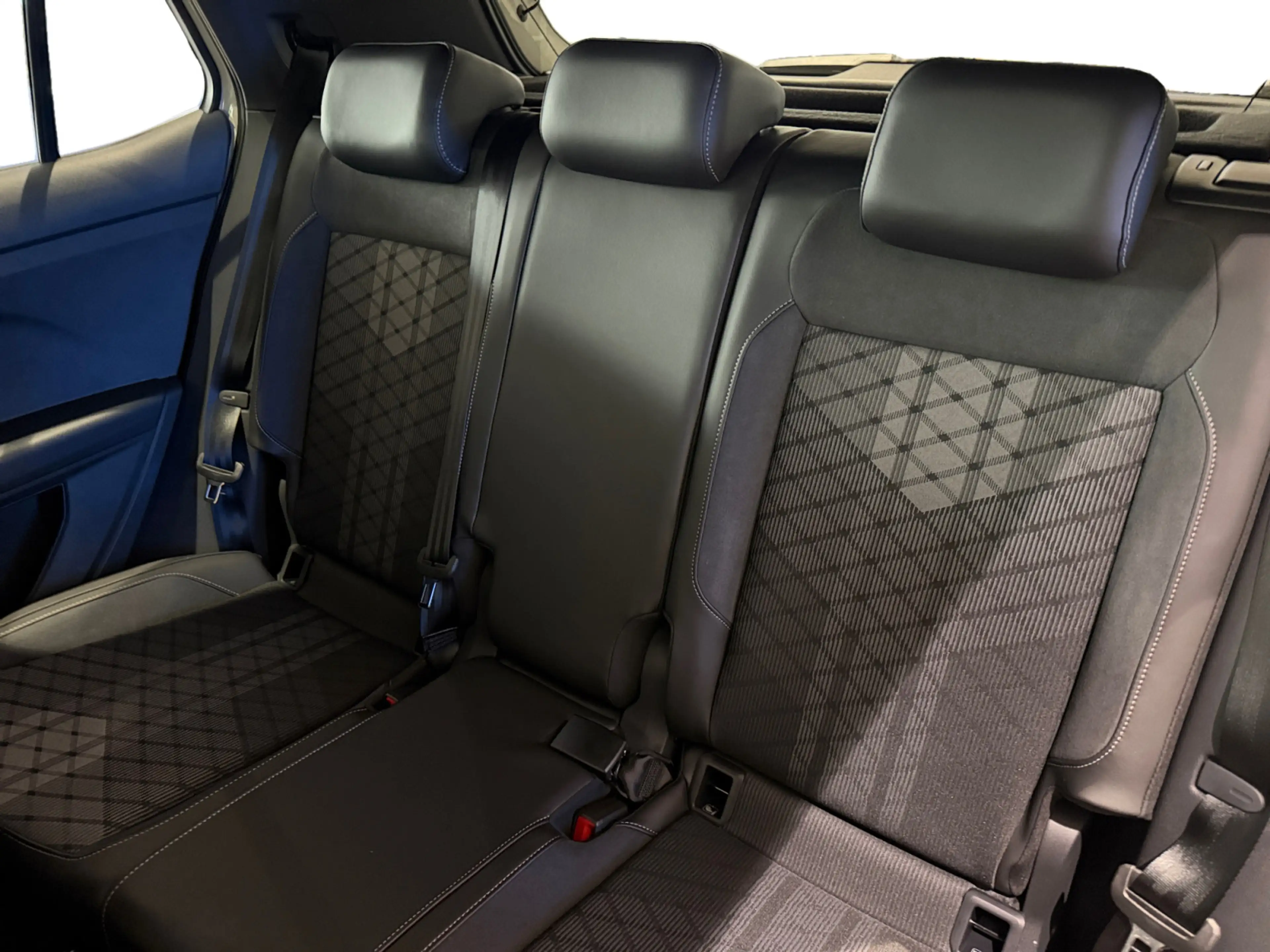 Volkswagen T-Cross R-Line DSG 1.0 l TSI 85 kW Travel & Comf — photo 11