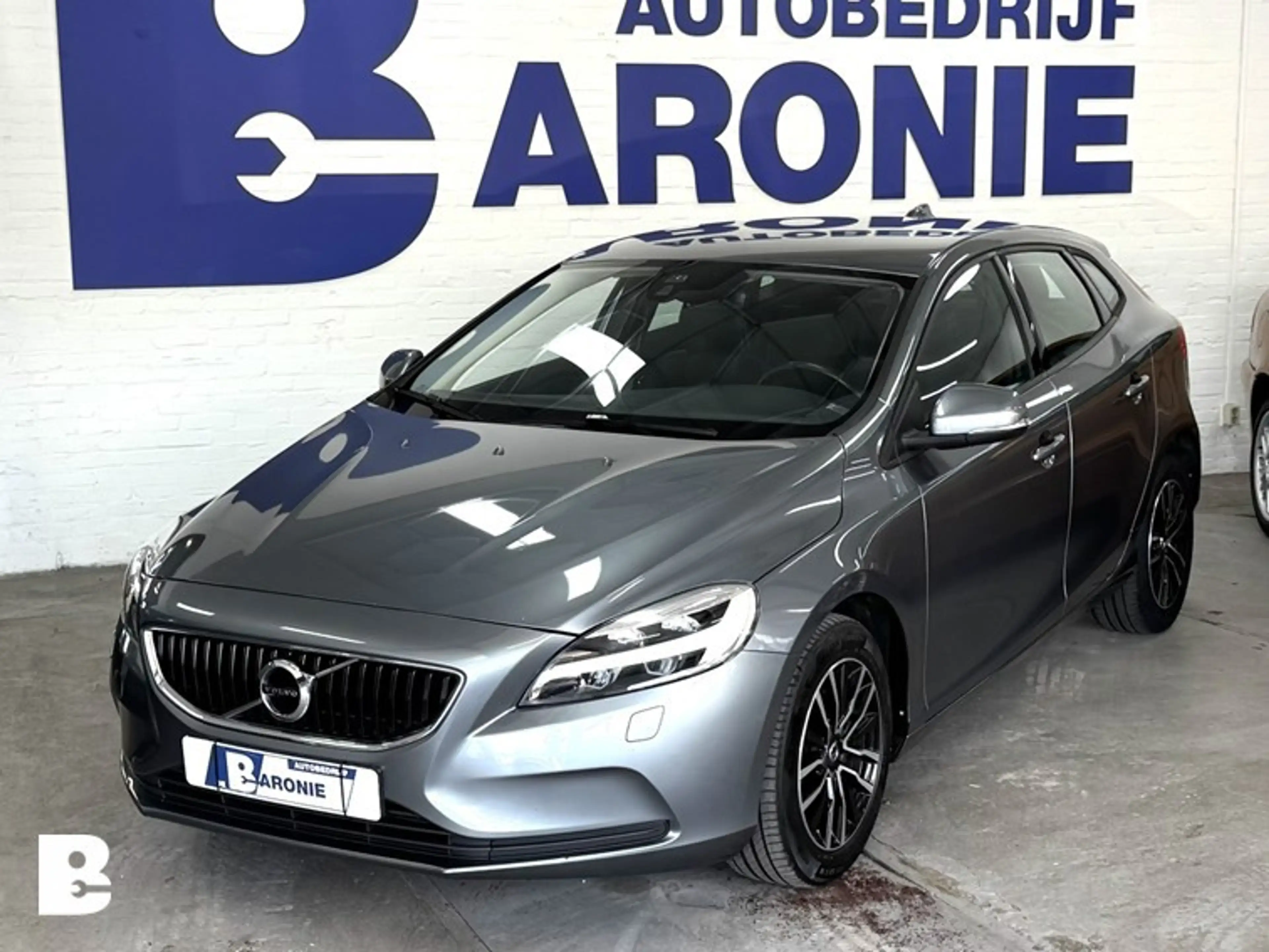 Volvo V40 2.0 T2 Nordic+ — photo 2