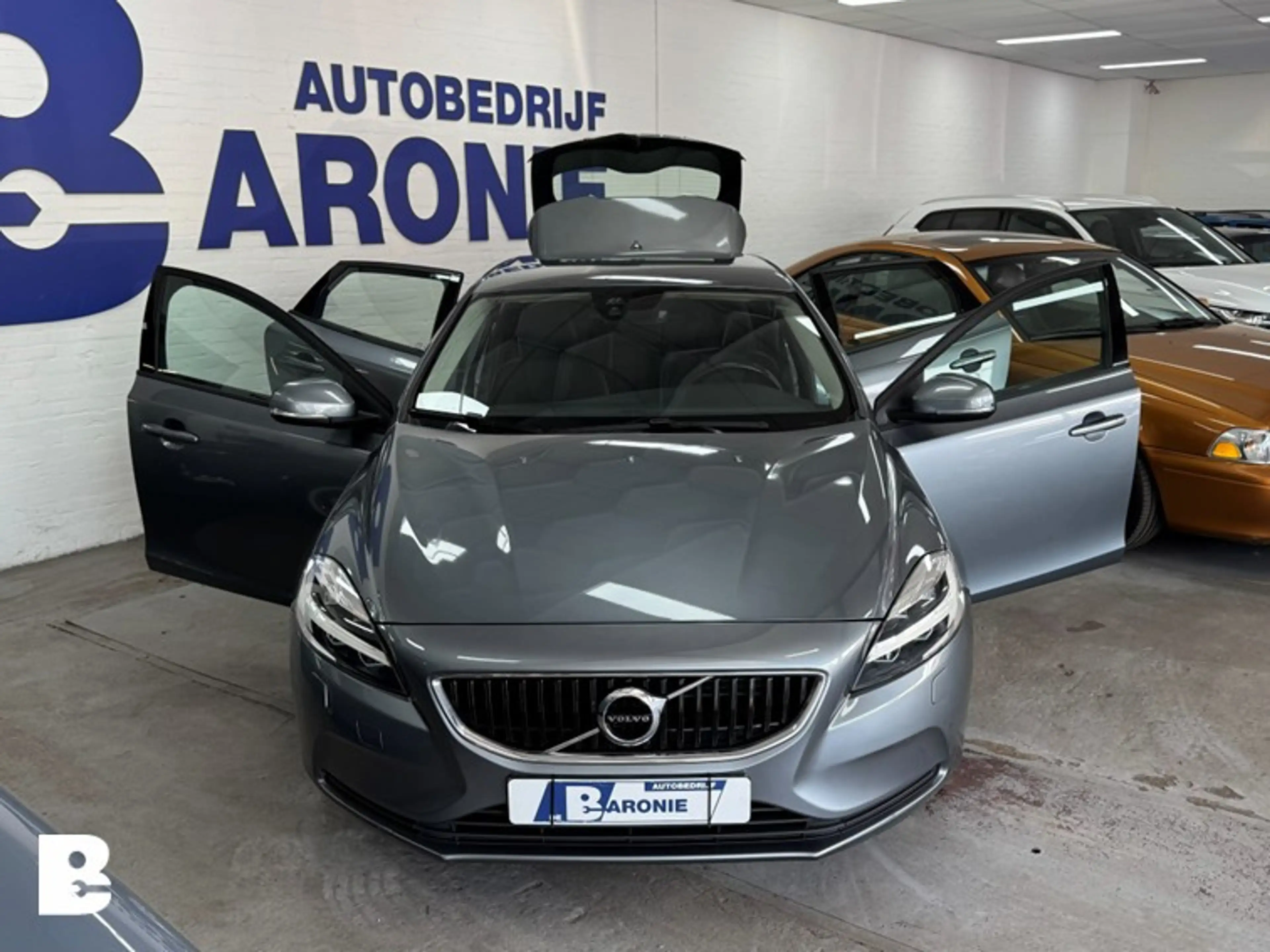 Volvo V40 2.0 T2 Nordic+ — photo 8