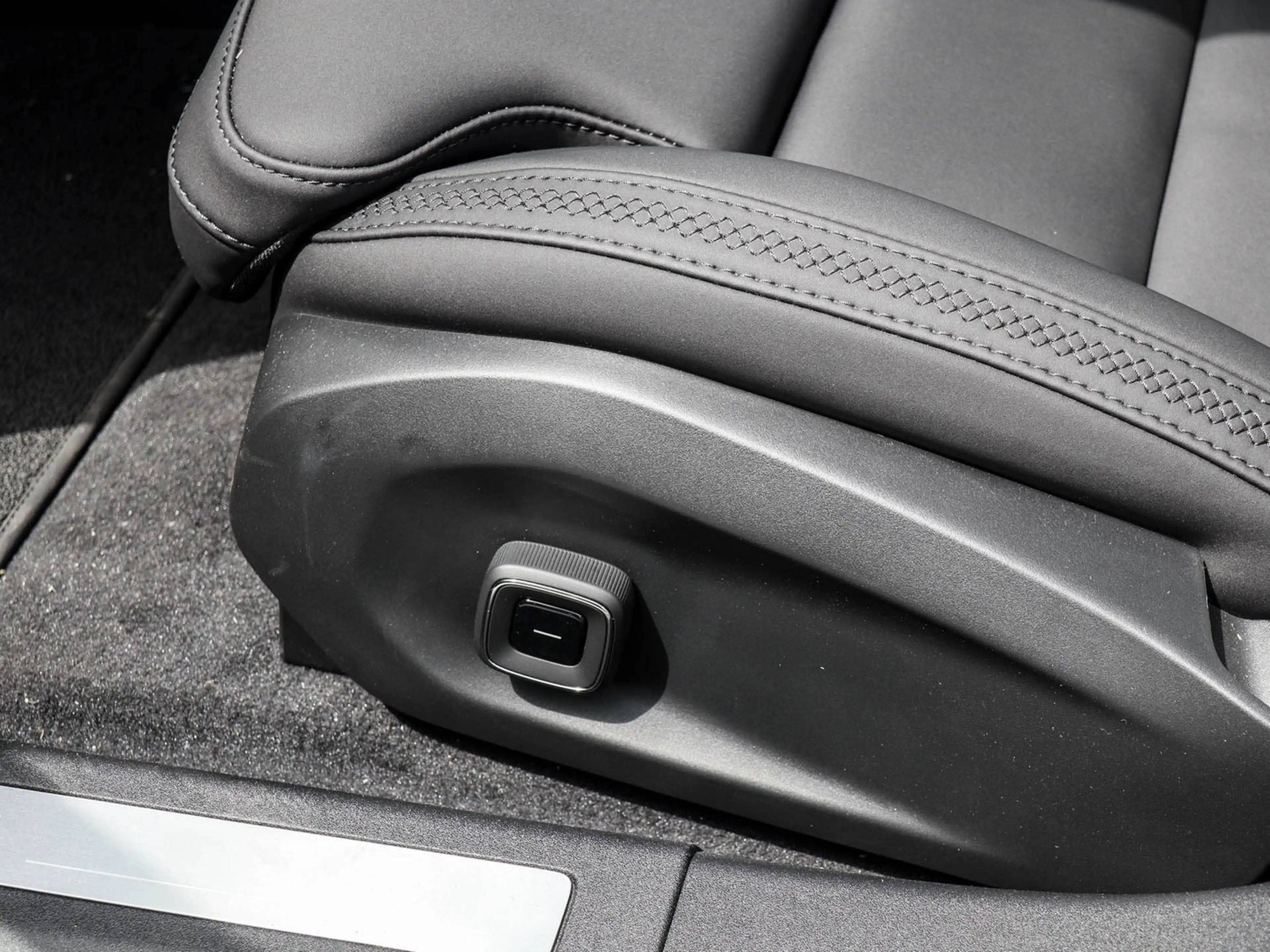 Volvo ES90 Plus Single Motor Extended Range RWD — photo 13