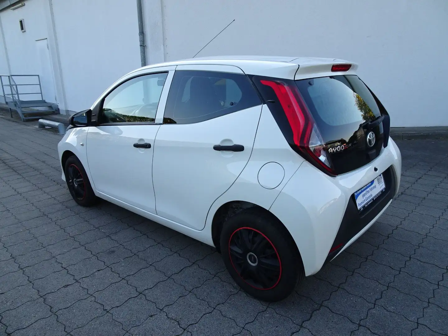 Toyota Aygo (X) 1,0-l-VVT-i x / 2-Hand / Klima Weiß - 2