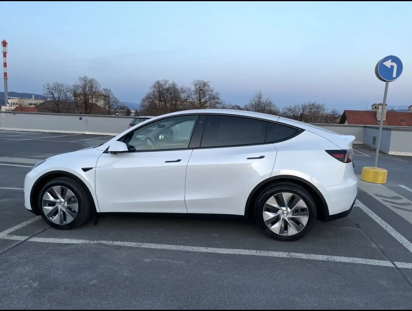 Tesla Model Y 62kWh Base - 2