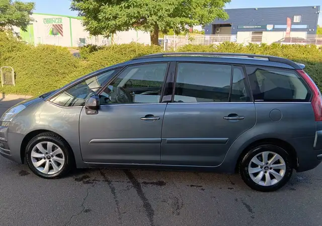 Citroen C4 Picasso view 3