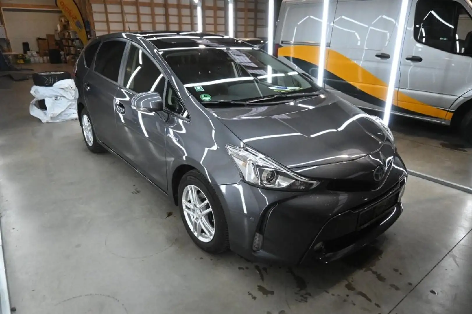 Toyota Prius+ Executive 7Sitzer Navi LED Kamera Pano Gris - 1