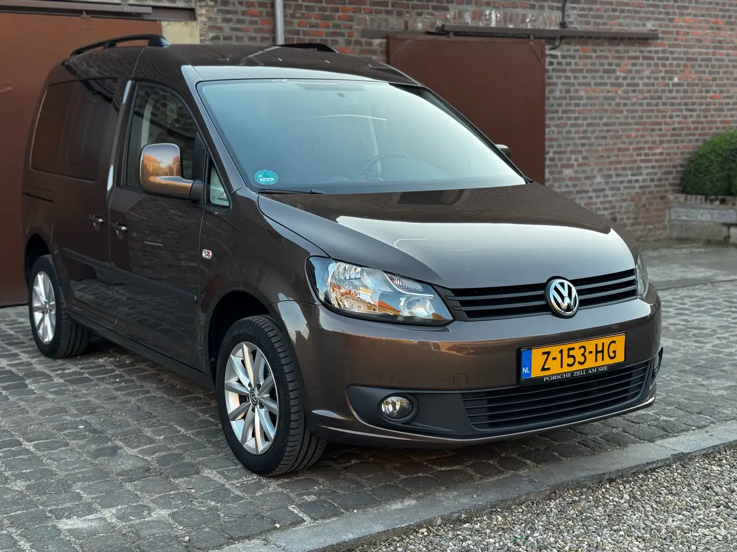 Volkswagen Caddy 1.2 TSI Comfortline 5pers minicamper Bruin - 1