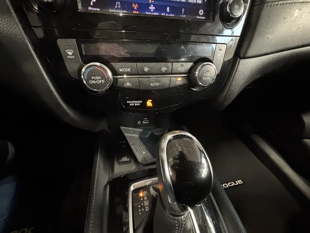 Nissan Rogue снимка Nissan Rogue