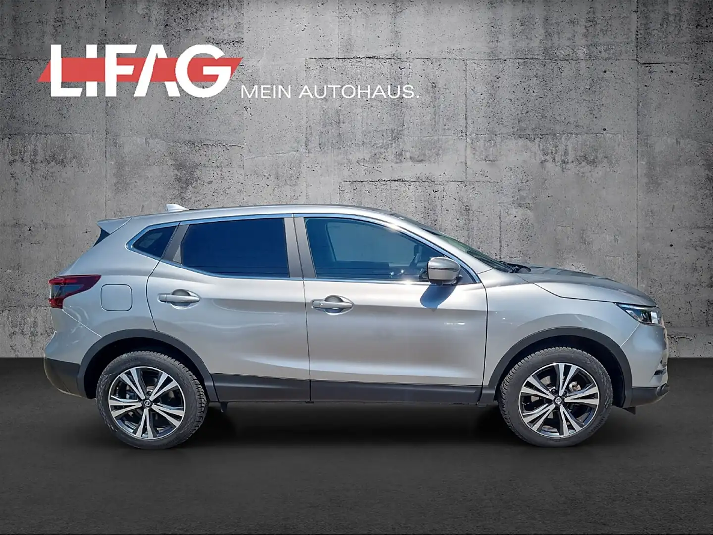 Nissan Qashqai 1,3 DIG-T N-Connecta nur 20.000 Km *ab € 16.990,-* Silber - 2