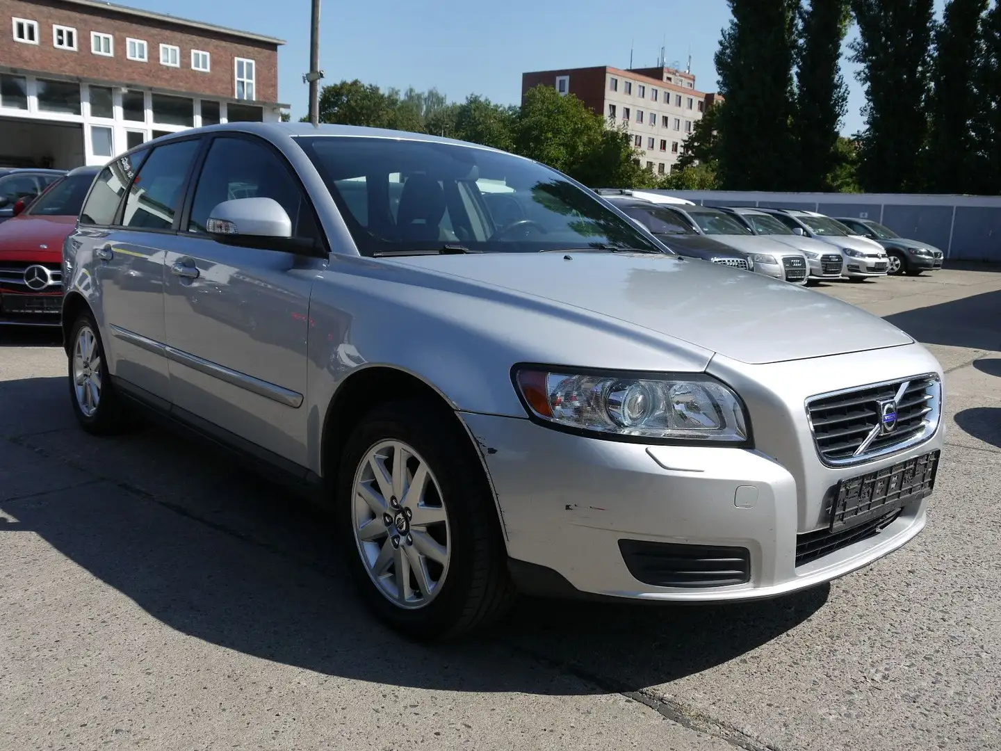 Volvo V50 Kombi 1.8 Kinetic Stříbrná - 1