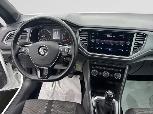 Volkswagen T-Roc view 10