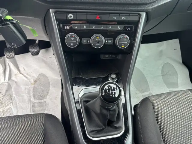 Volkswagen T-Roc view 12