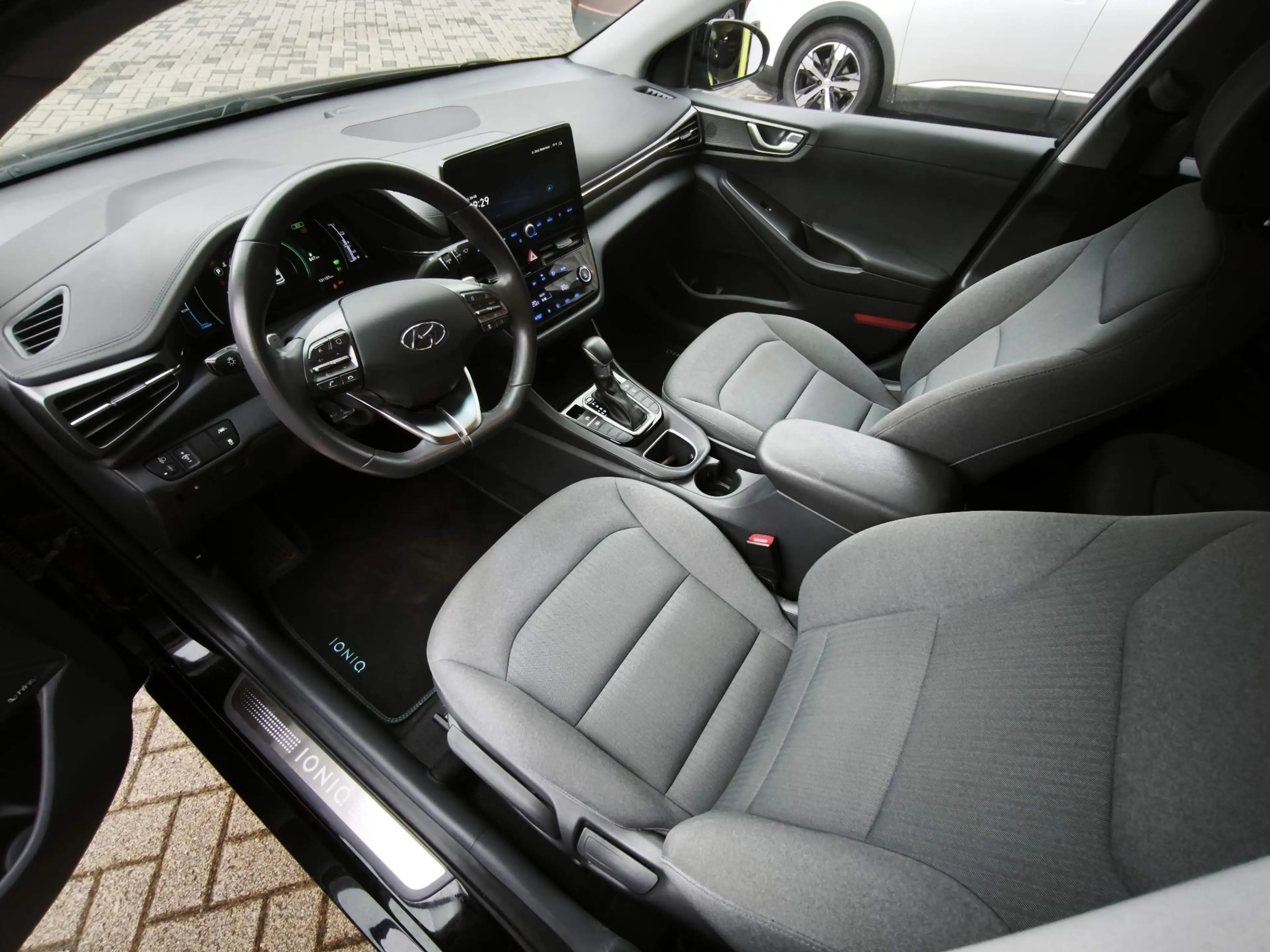 Hyundai IONIQ 1.6 GDi i-Motion Navi|Camera — photo 11