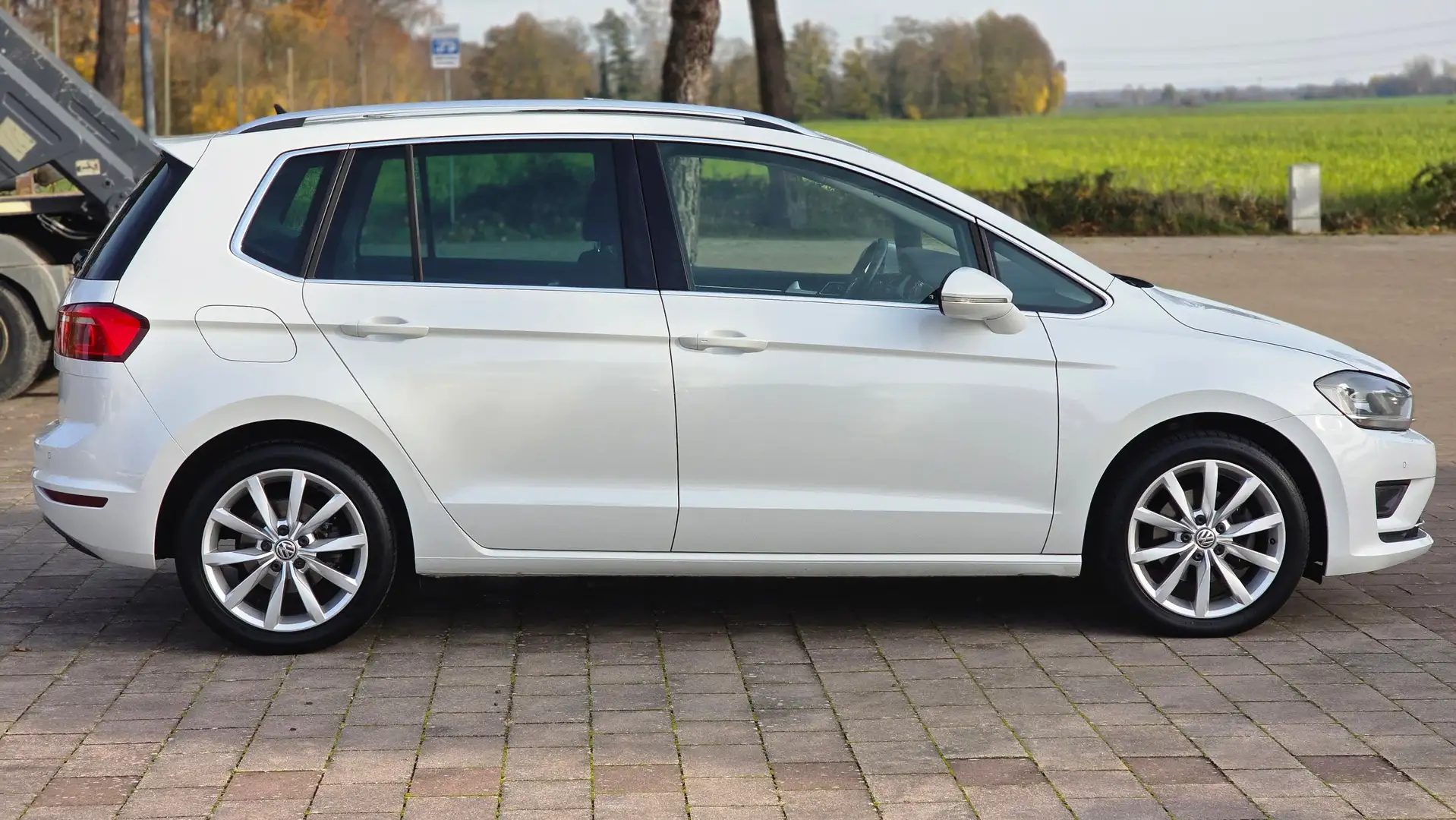 Volkswagen Golf Sportsvan Highline 2.0l TDI DSG XEN SDHZG PDC ALCANTARA 2HD Blanco - 2