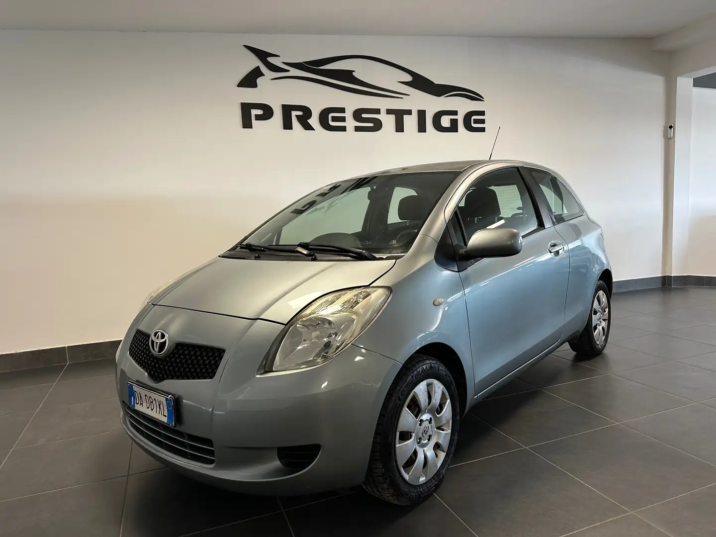 Toyota Yaris YARIS 1.0 NEOPATENTATI 69CV PRONTA CONSEGNA - 2