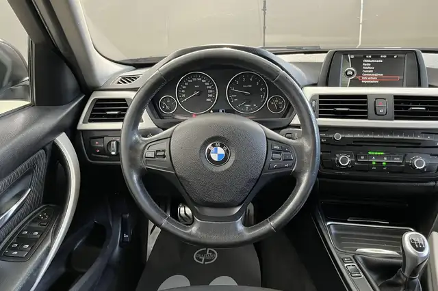 BMW 3 Series view 17