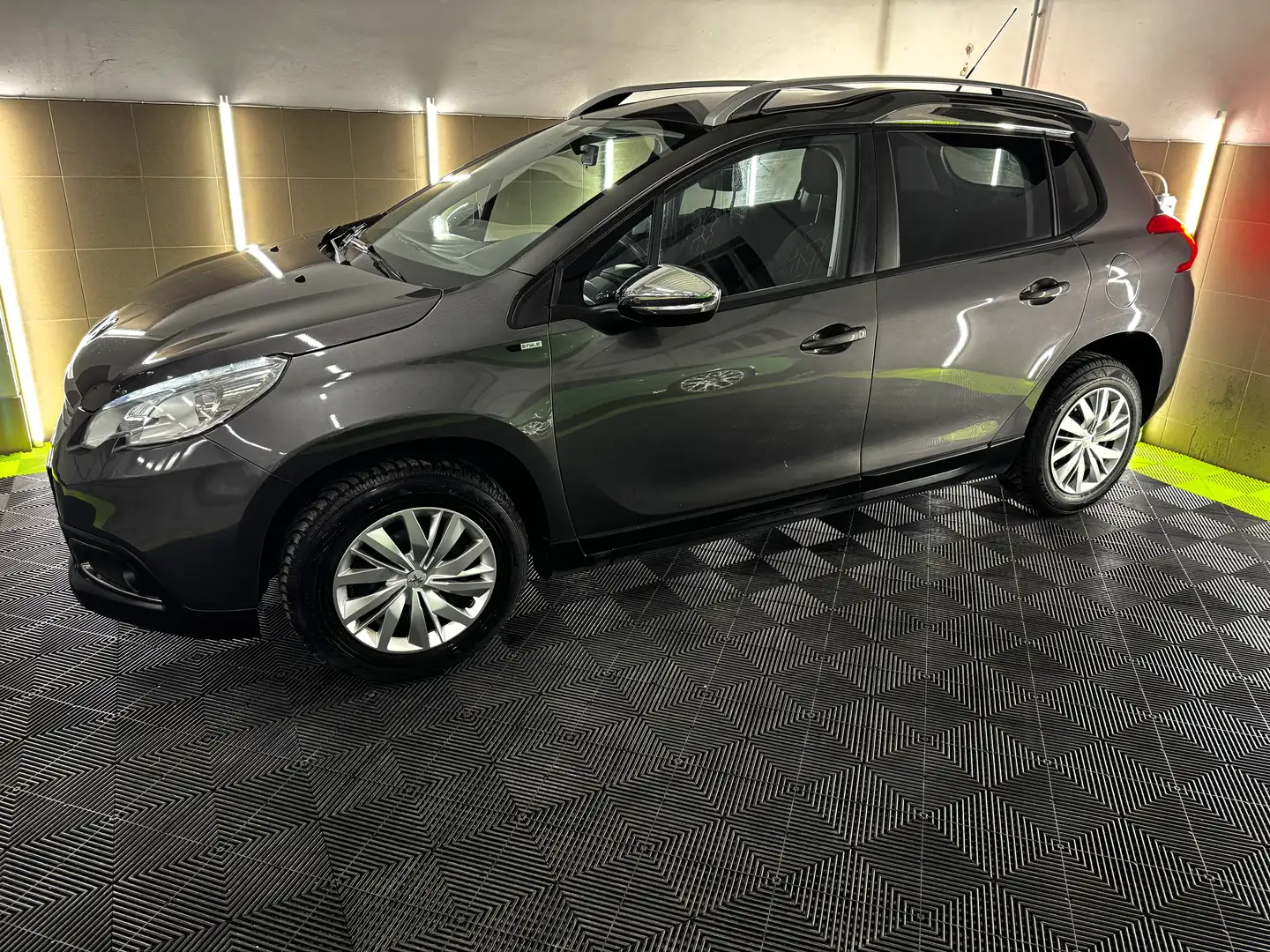Peugeot 2008 Style 1.6 HDI PDC/Sitzheizung/Tempomat/Klima Grau - 2
