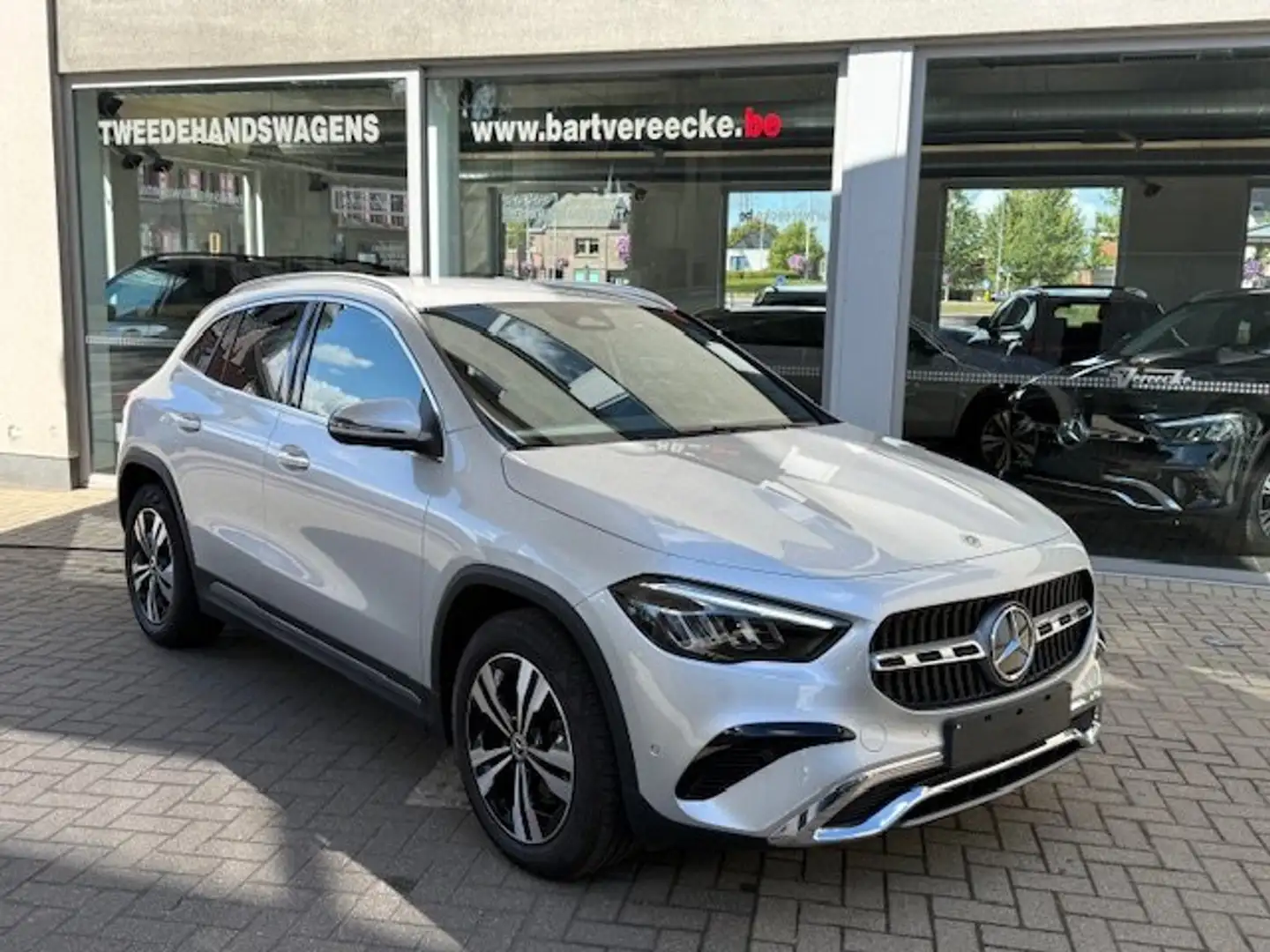 Mercedes-Benz GLA 180 Widescreen-Trekh-Cam-Privacy-Carplay-Sfeer-EasyPak Zilver - 2