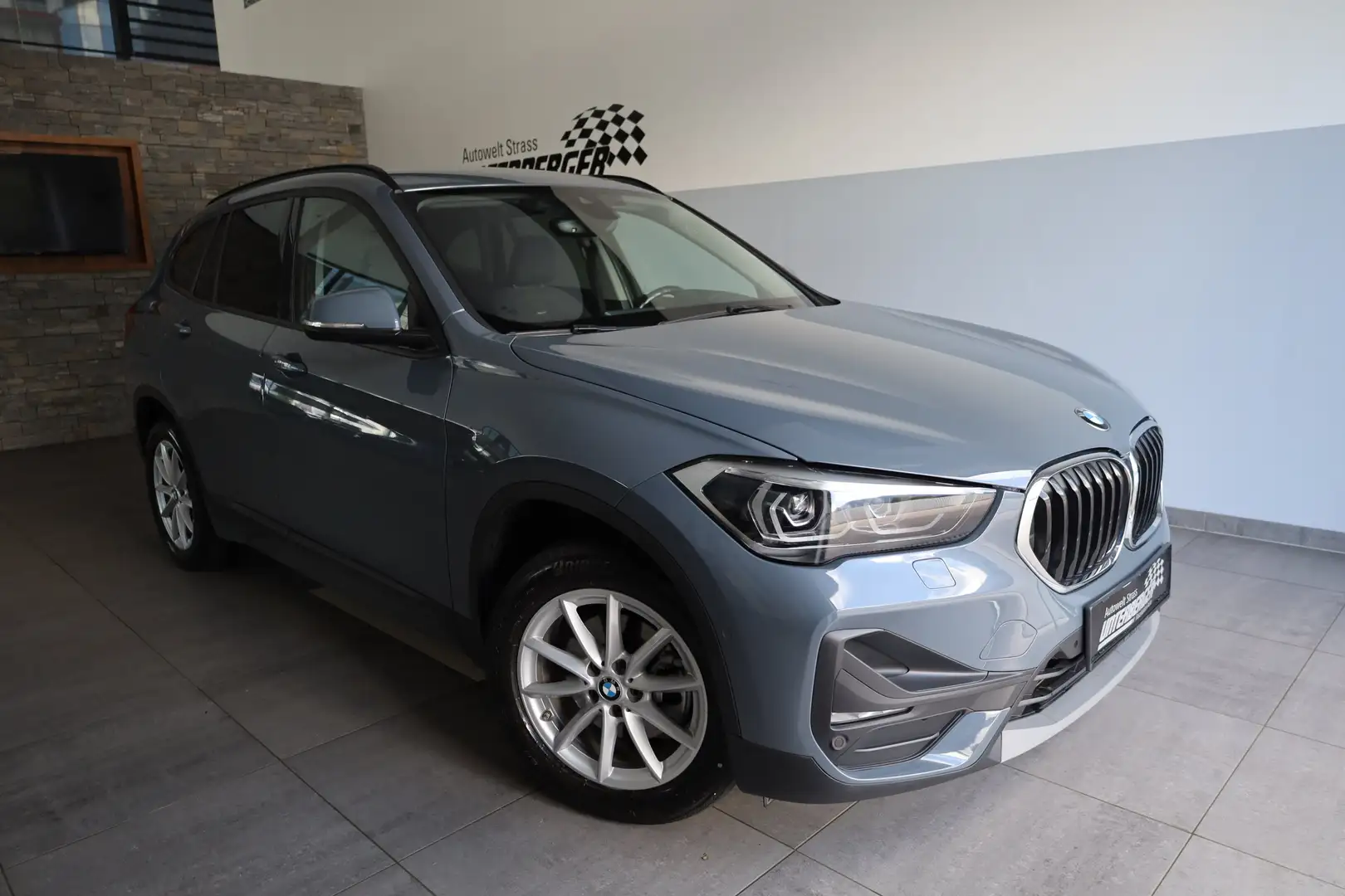 BMW X1 xDrive18d DAB LED RFK Klimaaut. PDC Grau - 1