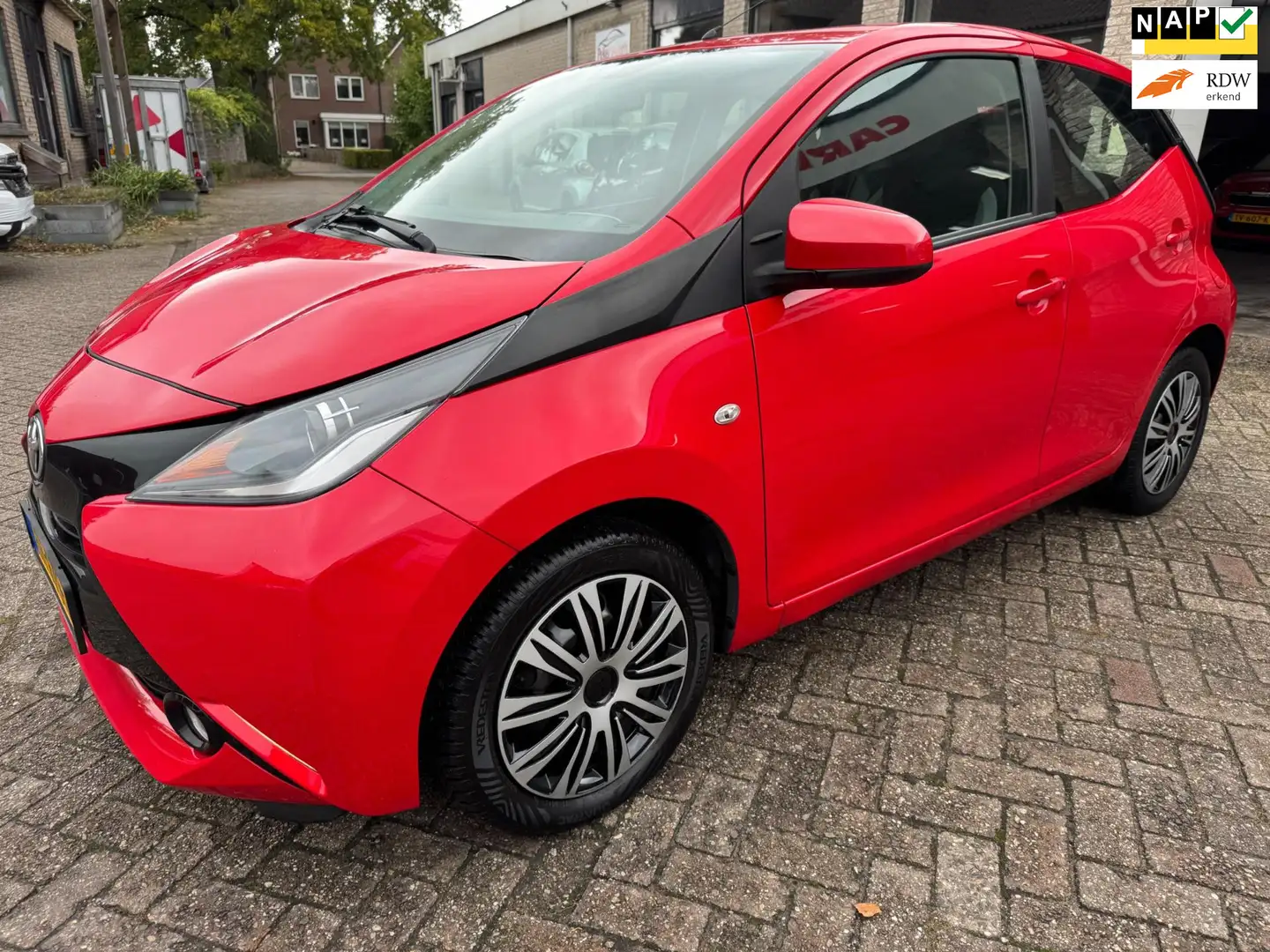 Toyota Aygo 1.0 VVT-i x-play AIRCO LED ORG 81522 KM NAP O.H BO Rood - 1