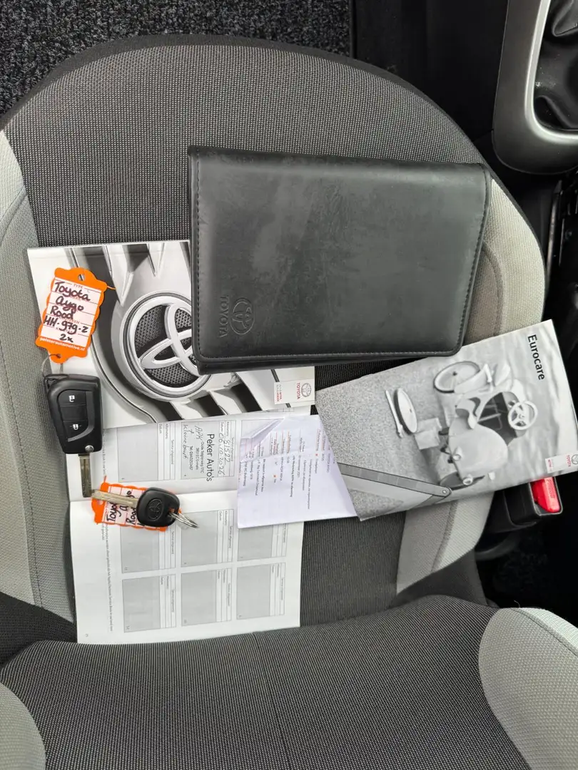 Toyota Aygo 1.0 VVT-i x-play AIRCO LED ORG 81522 KM NAP O.H BO Rood - 2