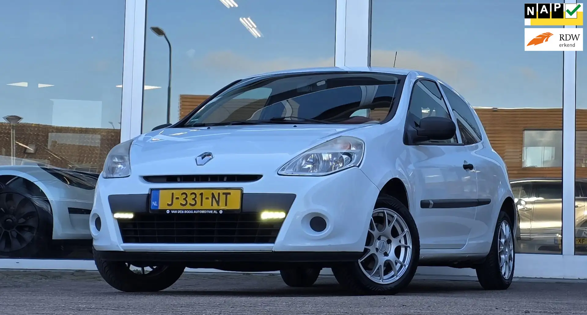 Renault Clio 1.2i Acces Airco Bluetooth Nieuwe Allseason Banden Weiß - 1