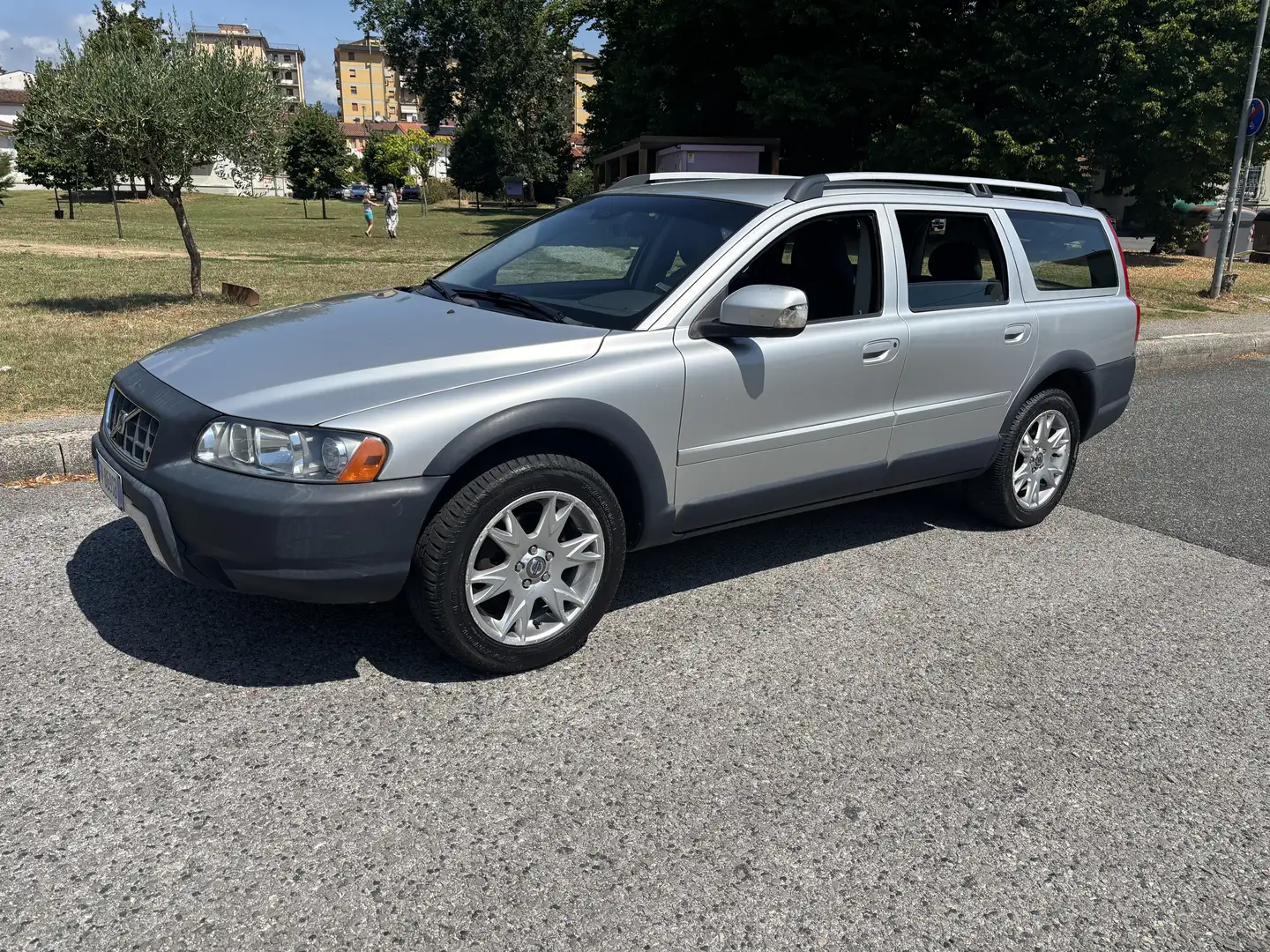 Volvo XC70 2.4 d5 Momentum awd 185cv - 1
