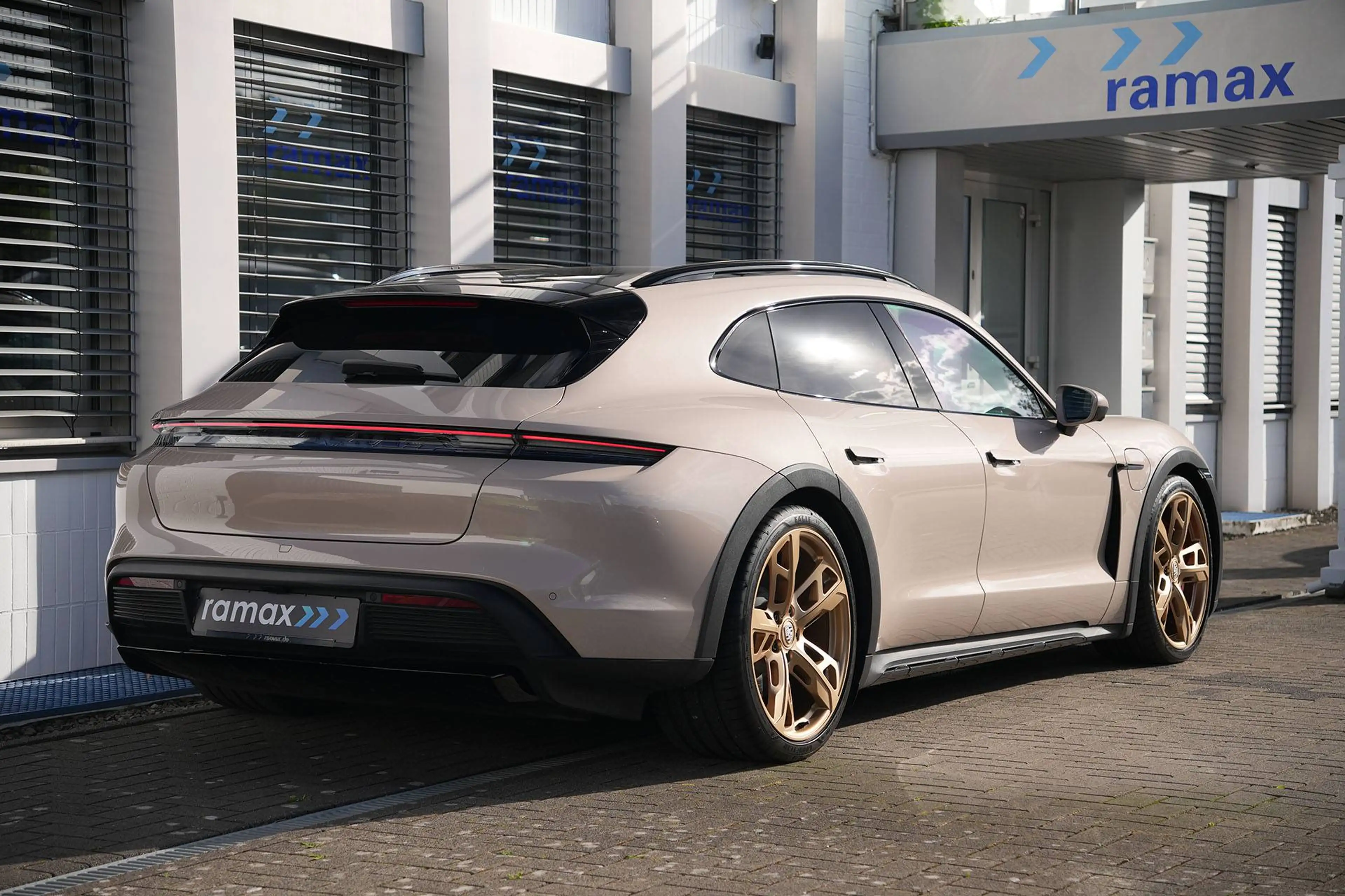 Porsche Taycan Taycan 4S Cross Turismo COFFEEBEIGE-LEDER BEIGE — photo 35