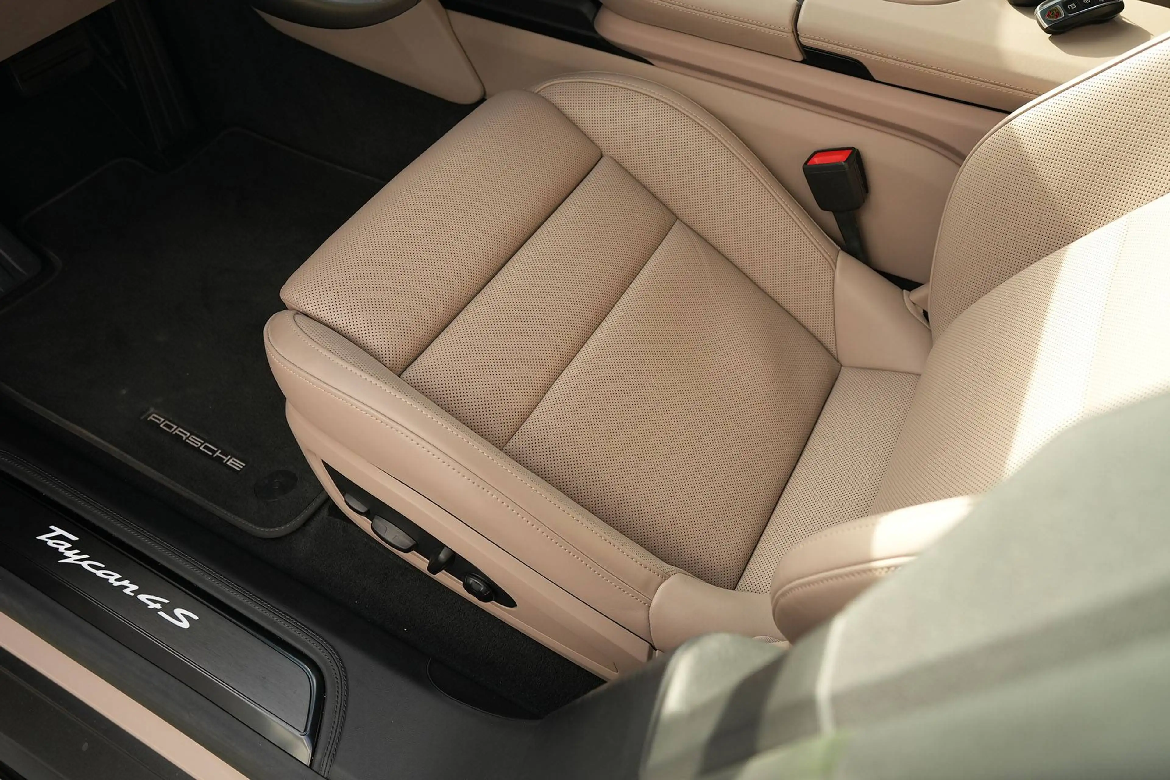 Porsche Taycan Taycan 4S Cross Turismo COFFEEBEIGE-LEDER BEIGE — photo 18