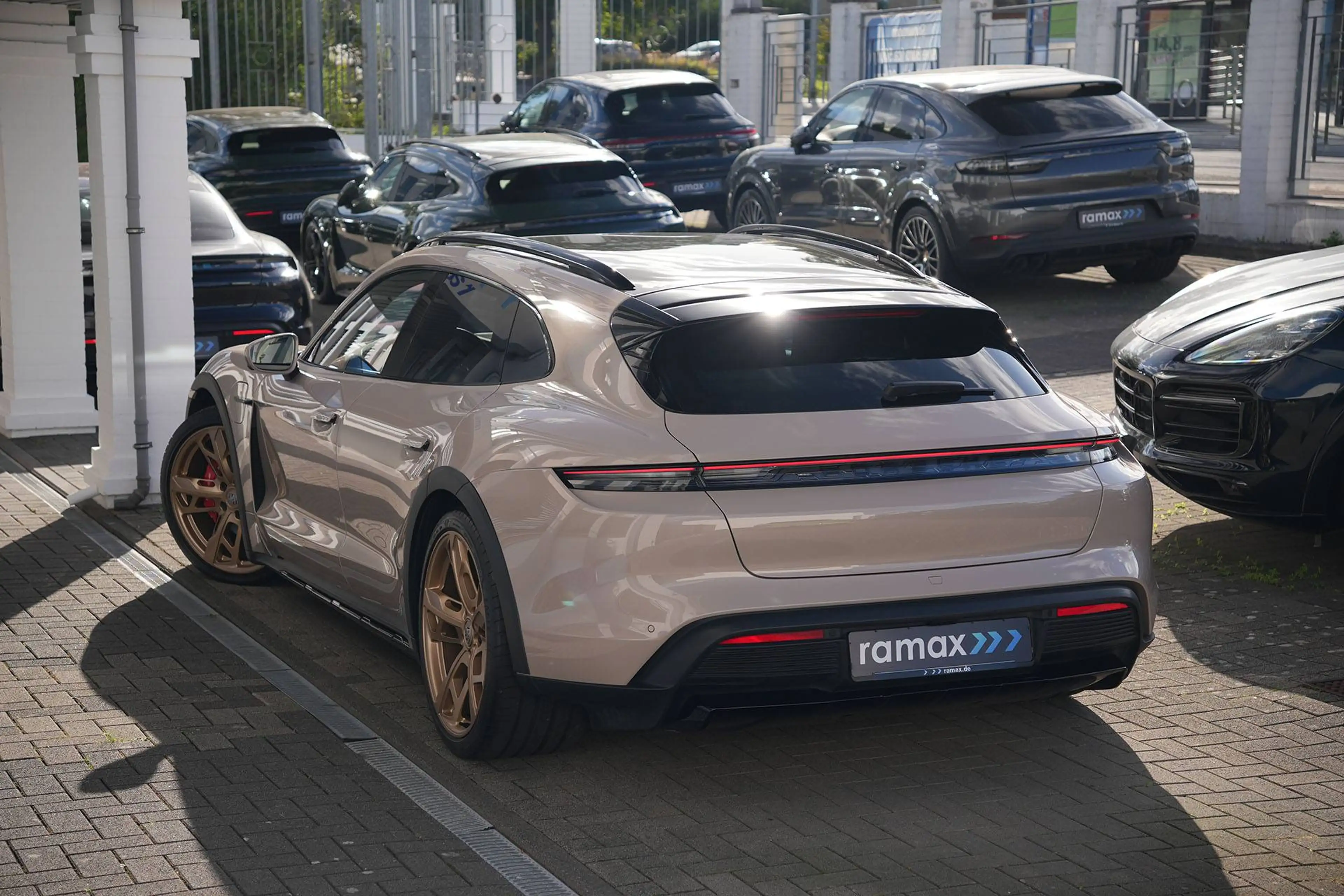Porsche Taycan Taycan 4S Cross Turismo COFFEEBEIGE-LEDER BEIGE — photo 11
