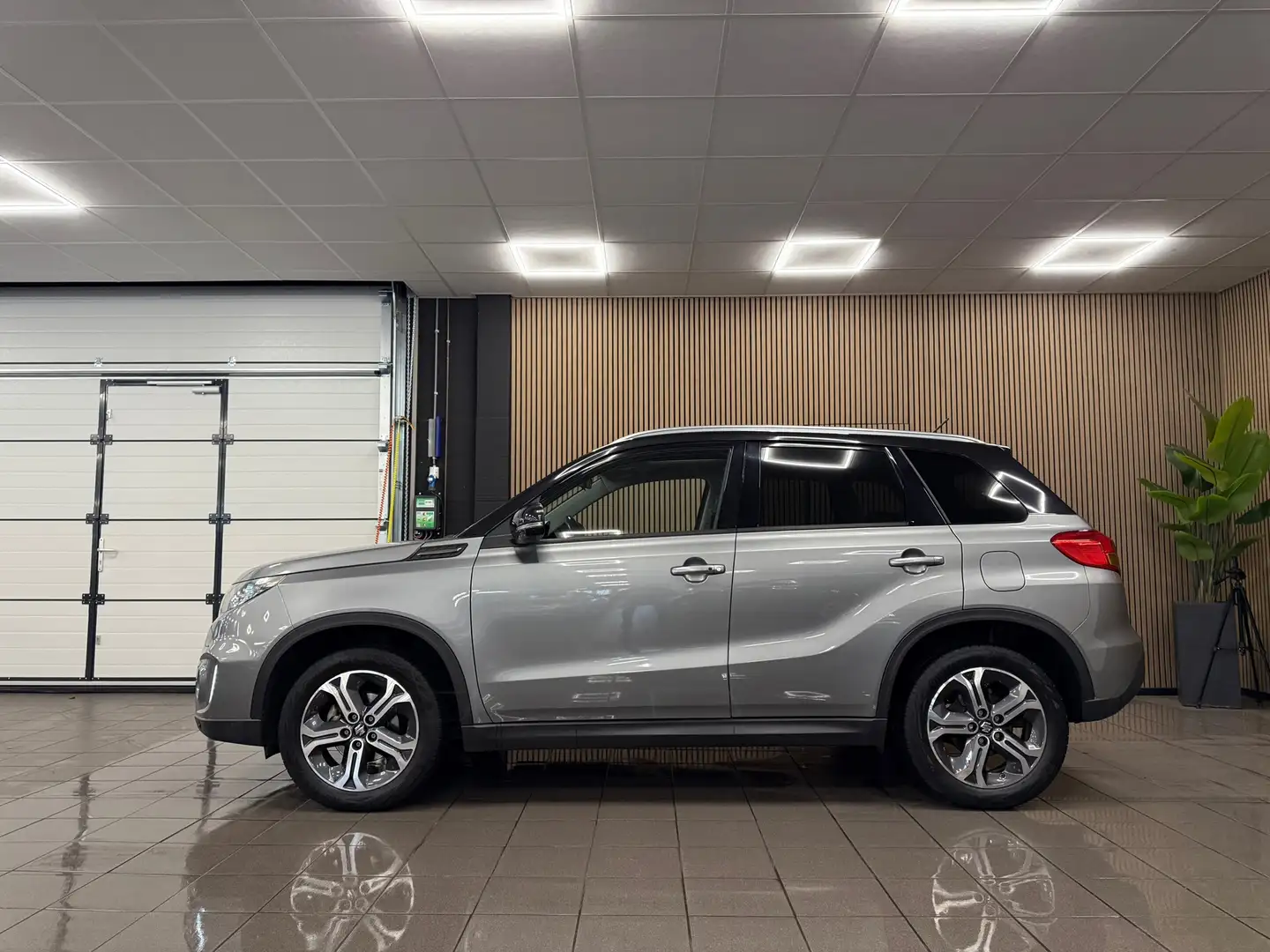 Suzuki Vitara 1.6 High Executive * Panoramadak / Navigatie / Afn Gris - 2