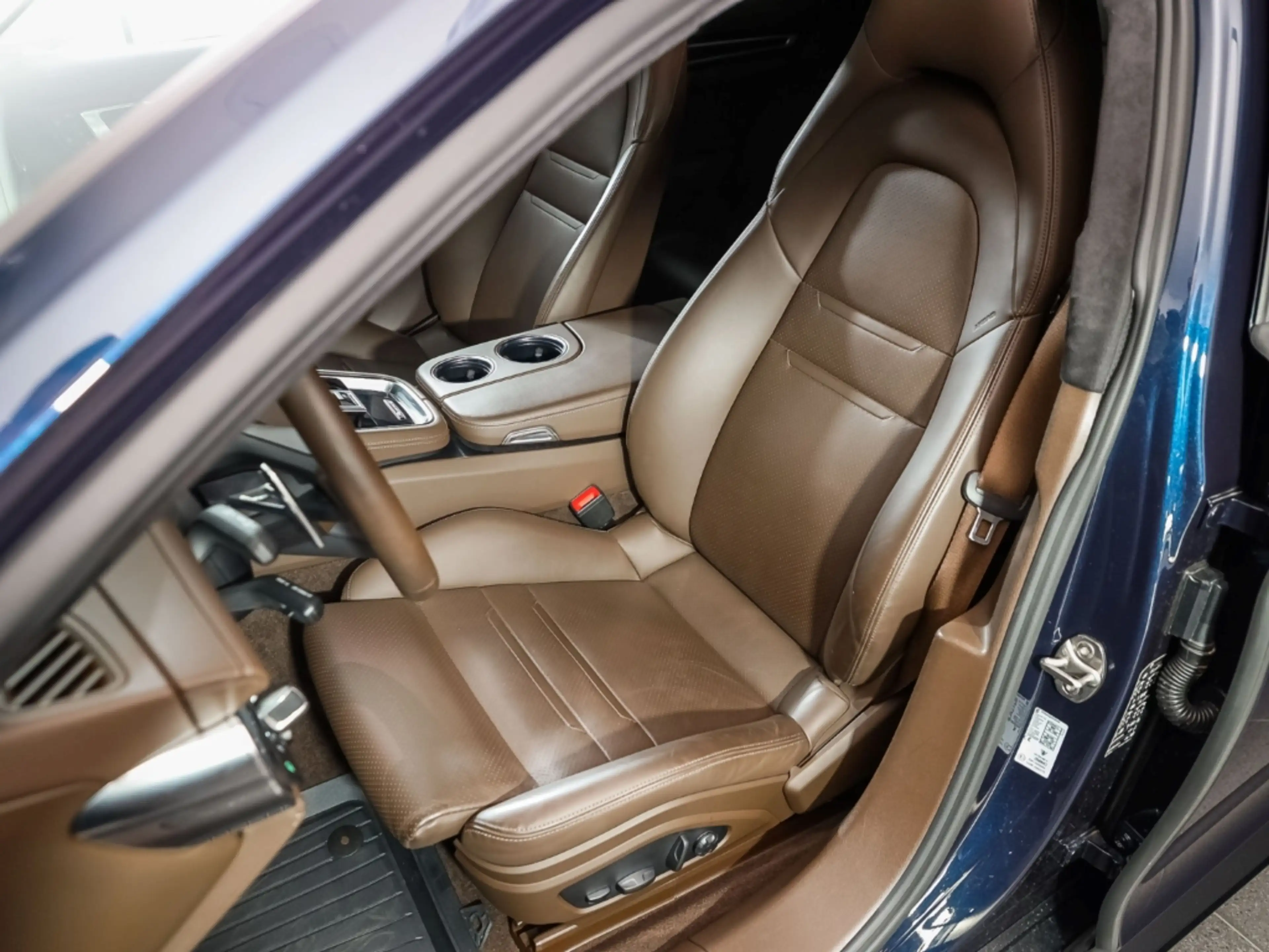 Porsche Panamera GTS Sport Turismo — photo 12