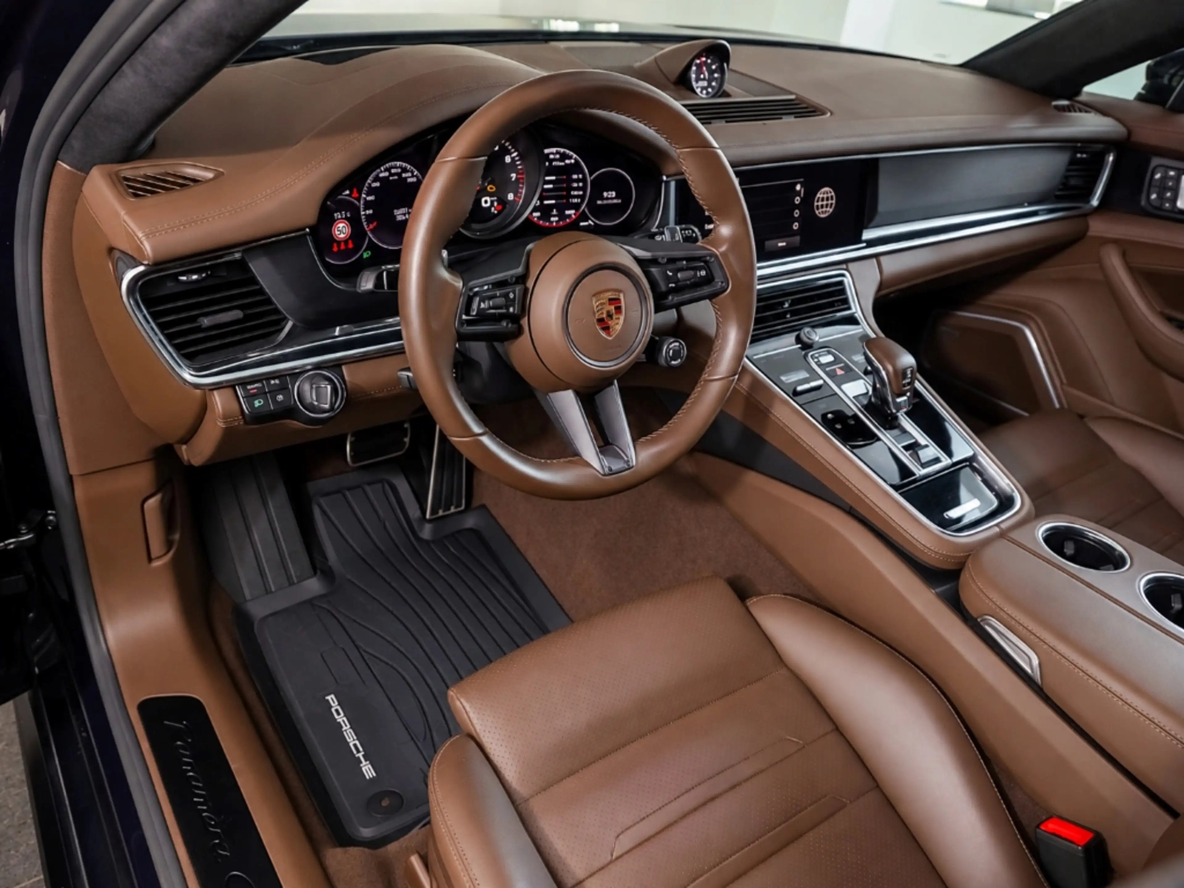 Porsche Panamera GTS Sport Turismo — photo 11