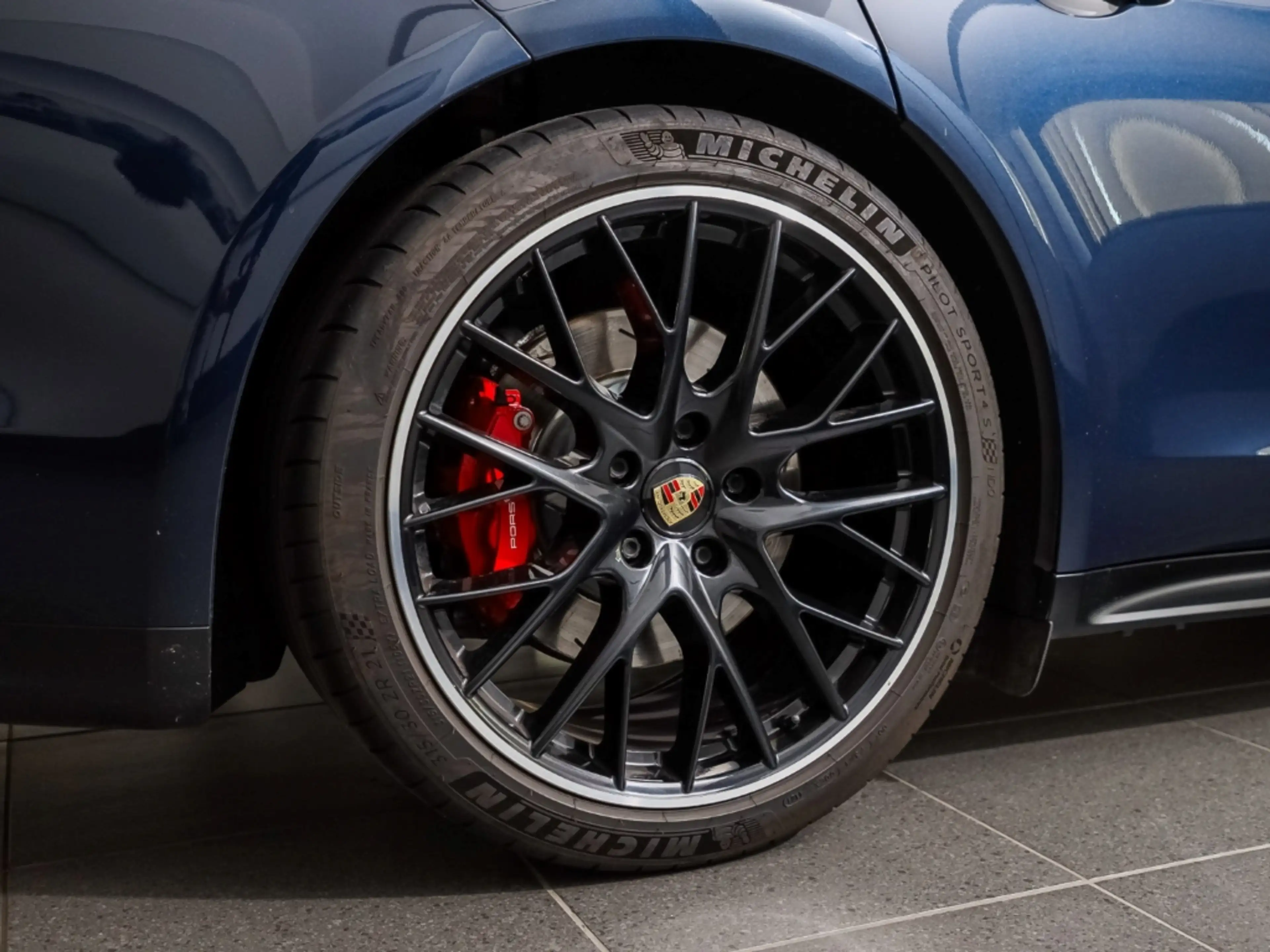 Porsche Panamera GTS Sport Turismo — photo 8