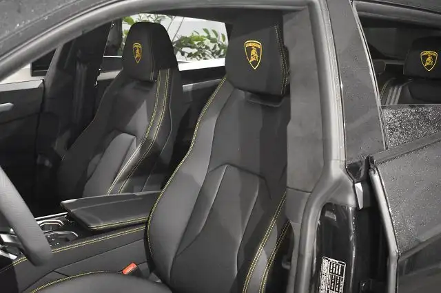 Lamborghini Urus view 3