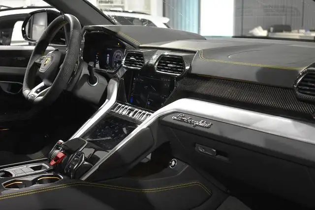 Lamborghini Urus view 5