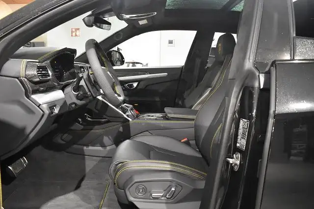 Lamborghini Urus view 4