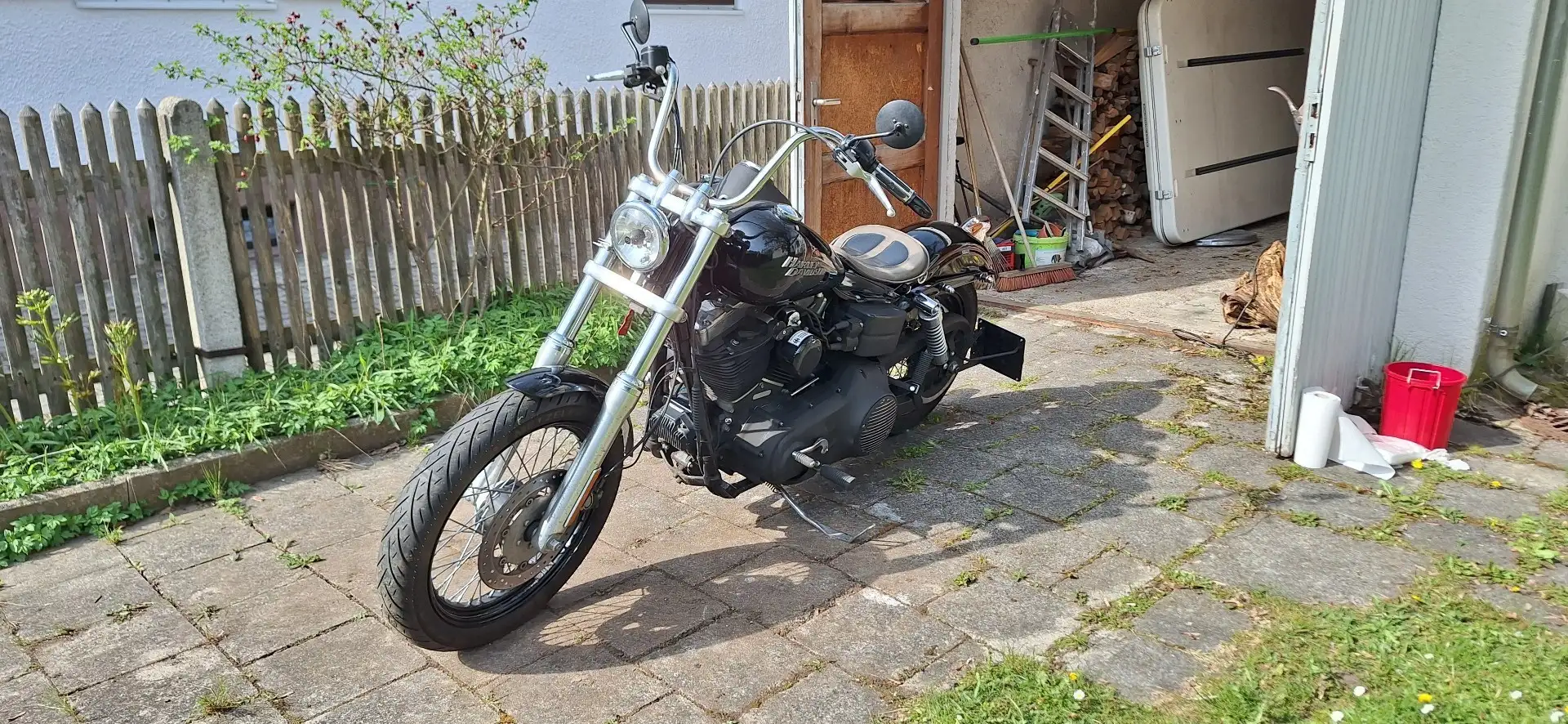 Harley-Davidson Dyna Street Bob Negru - 1