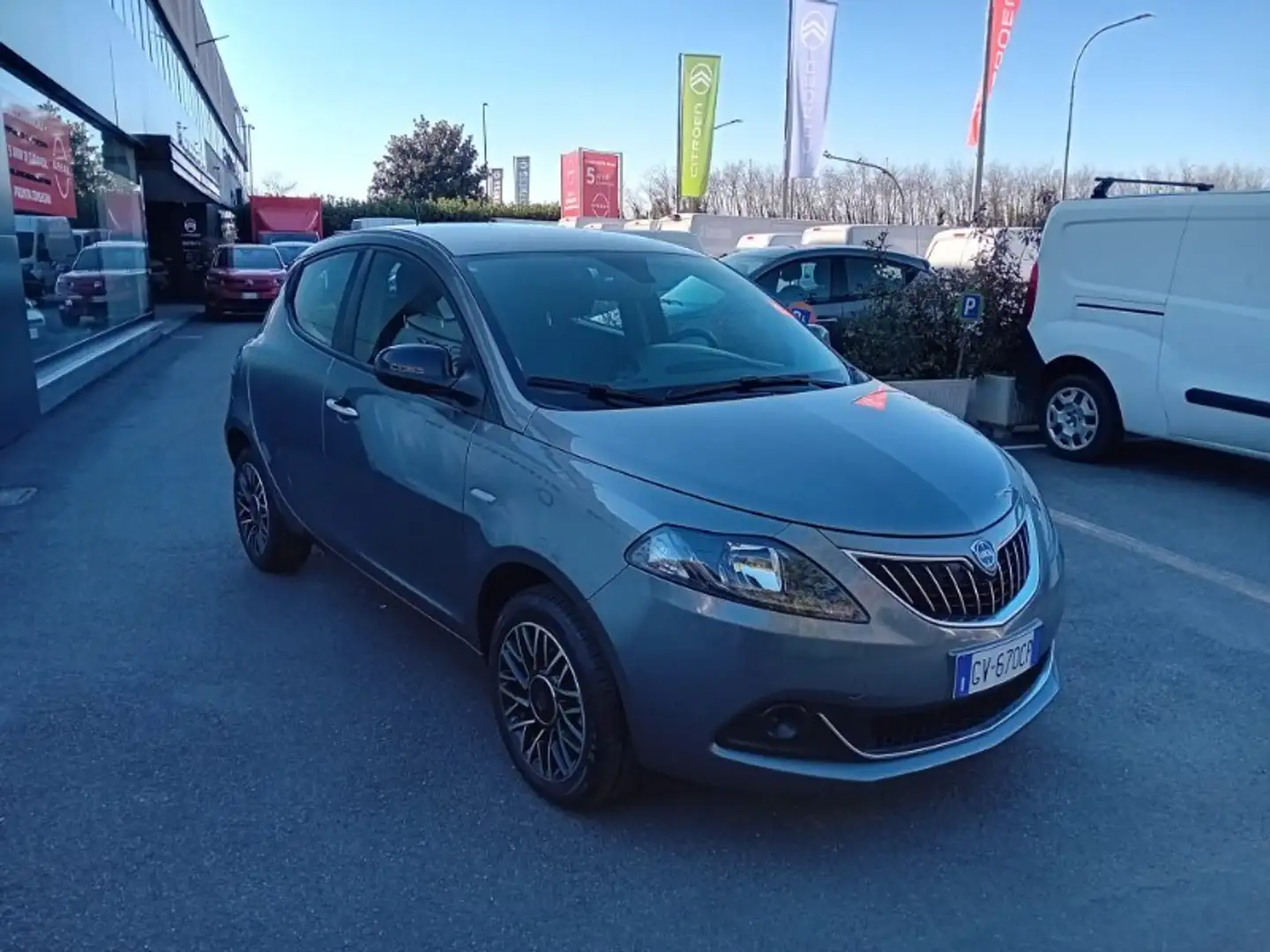 Lancia Ypsilon 1.0 FireFly 5p. S&S Hybrid Platino Gris - 2
