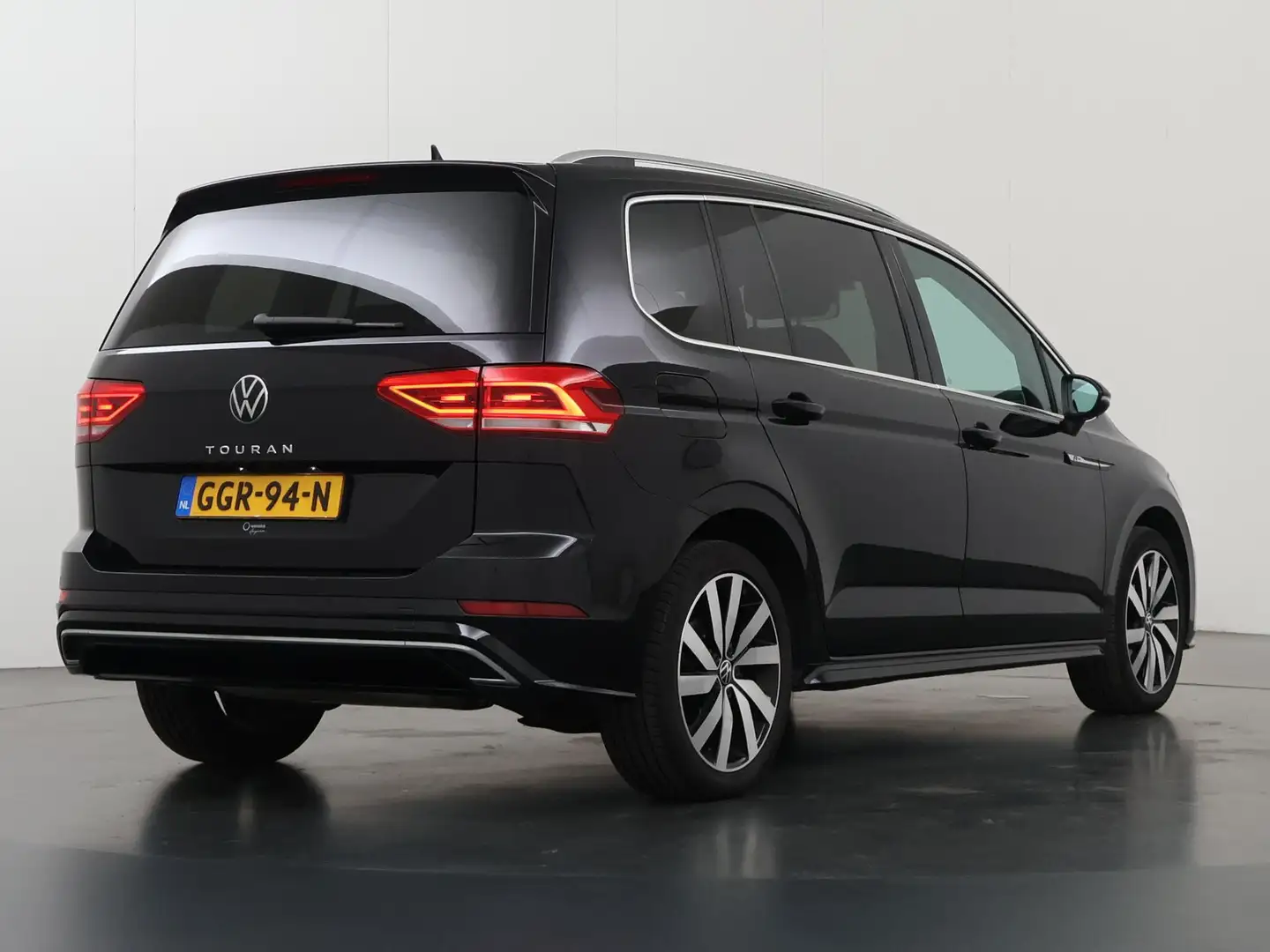 Volkswagen Touran 1.5 TSI Highline R 7p | Panoramadak | Elekt. Wegkl Zwart - 2