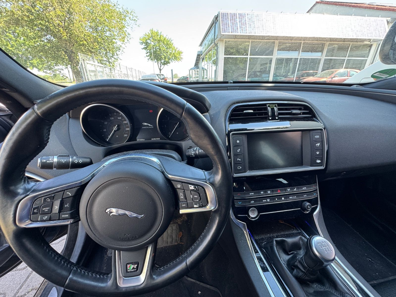 Jaguar XE R-Sport — photo 11