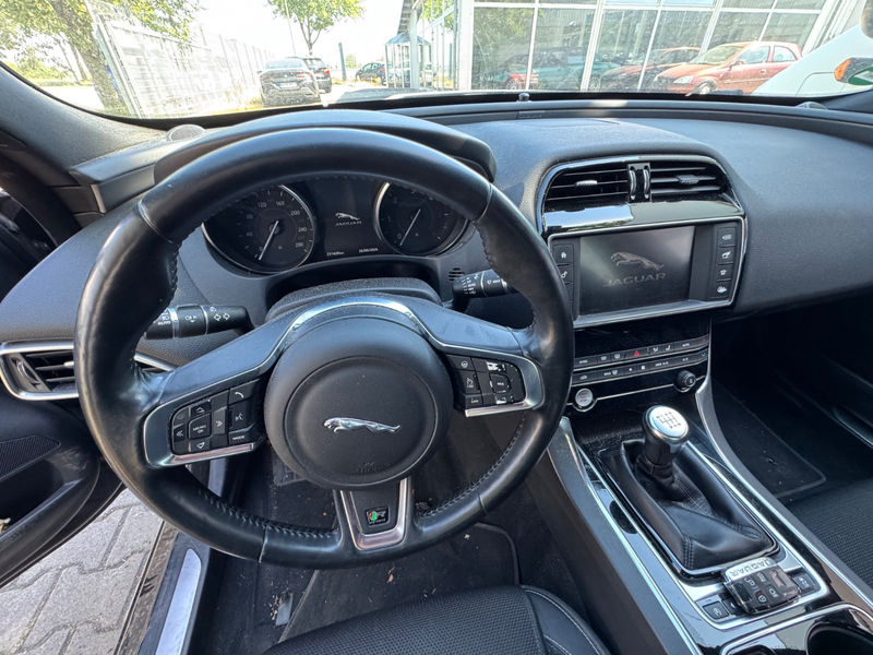 Jaguar XE R-Sport — photo 10