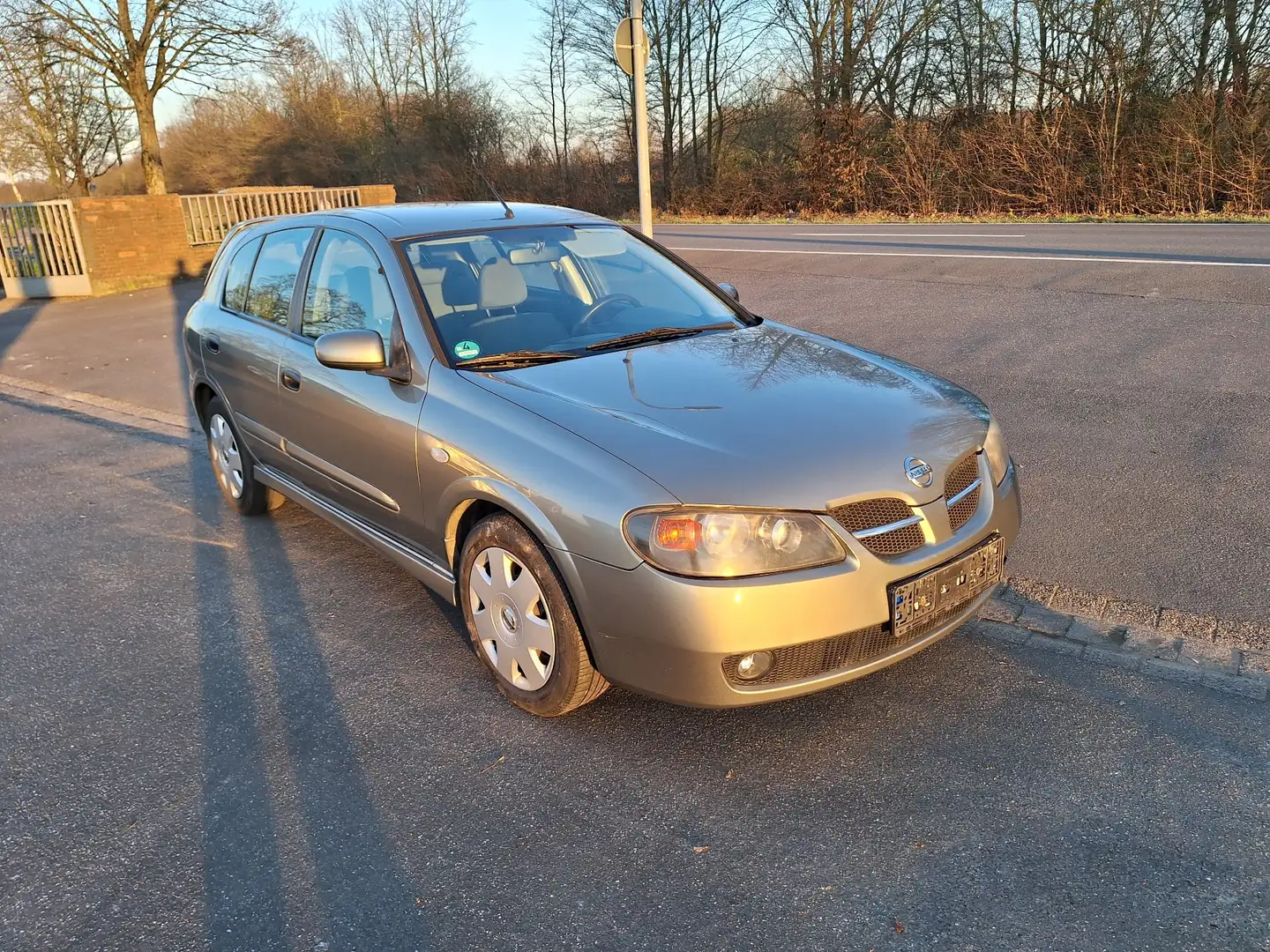 Nissan Almera 1.5 acenta Grey - 2