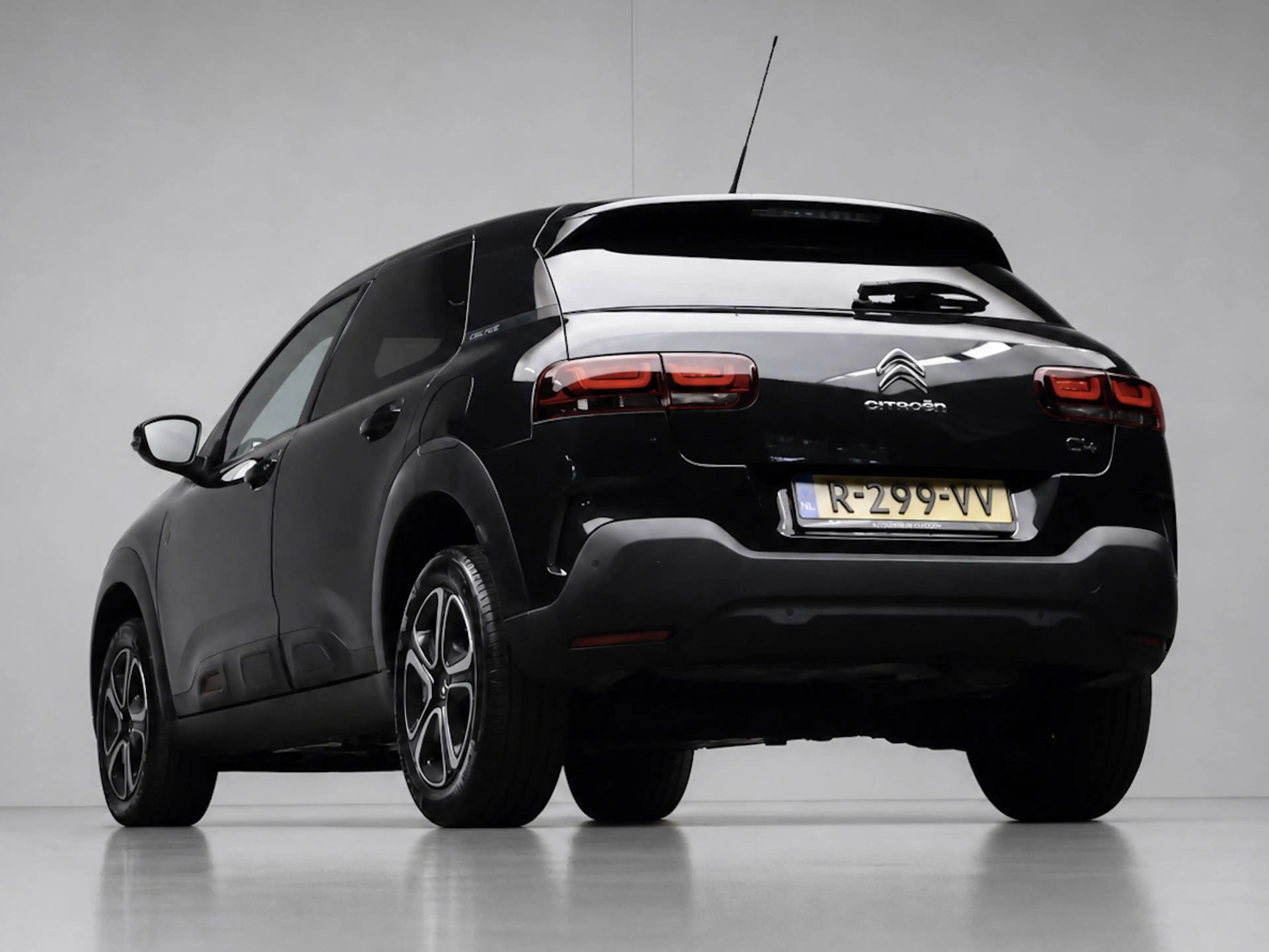 Citroen C4 Cactus 1.2 PureTech Business Sport (APPLE CARPLAY,NAVI,PD — photo 4