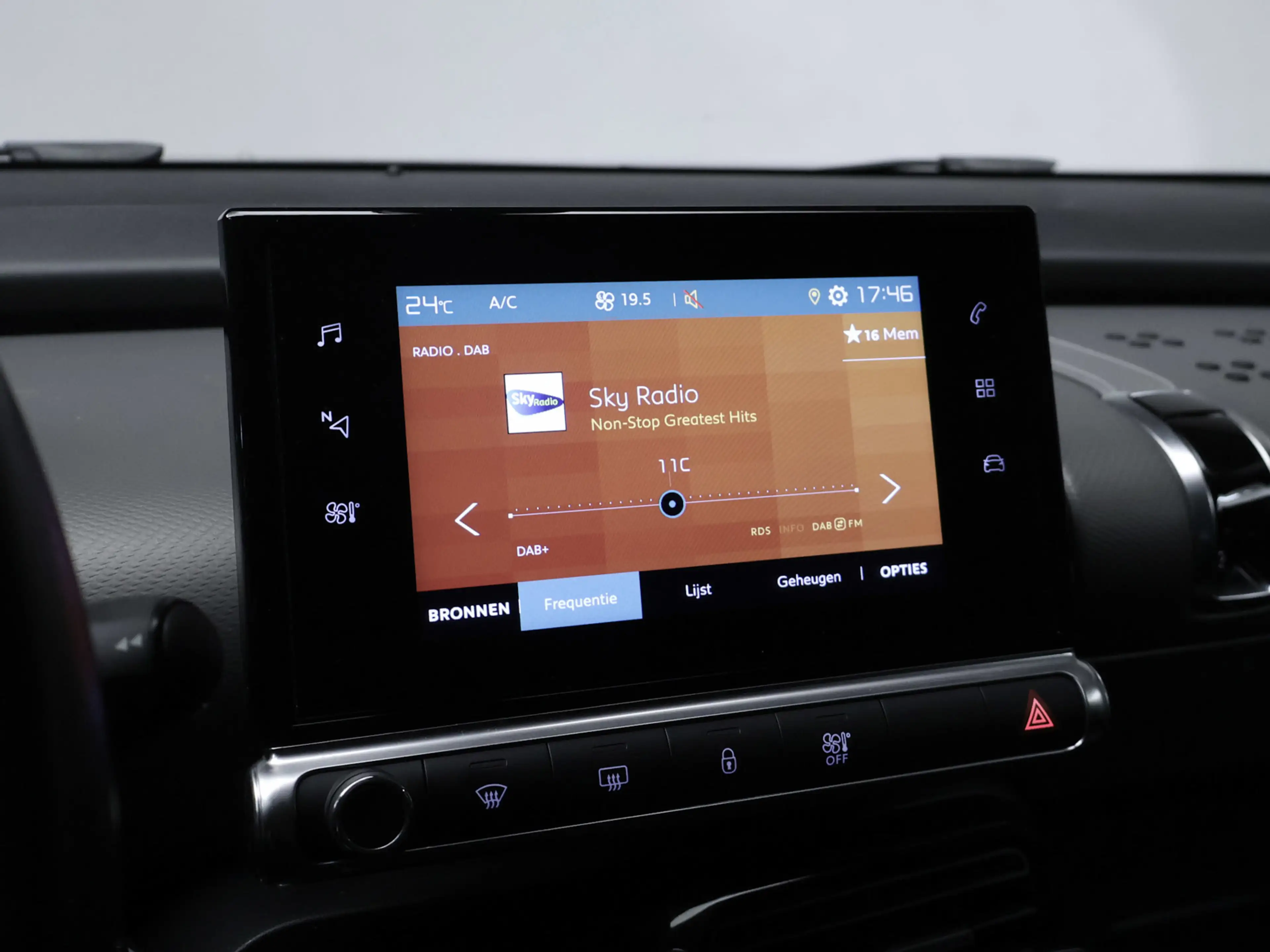 Citroen C4 Cactus 1.2 PureTech Business Sport (APPLE CARPLAY,NAVI,PD — photo 15