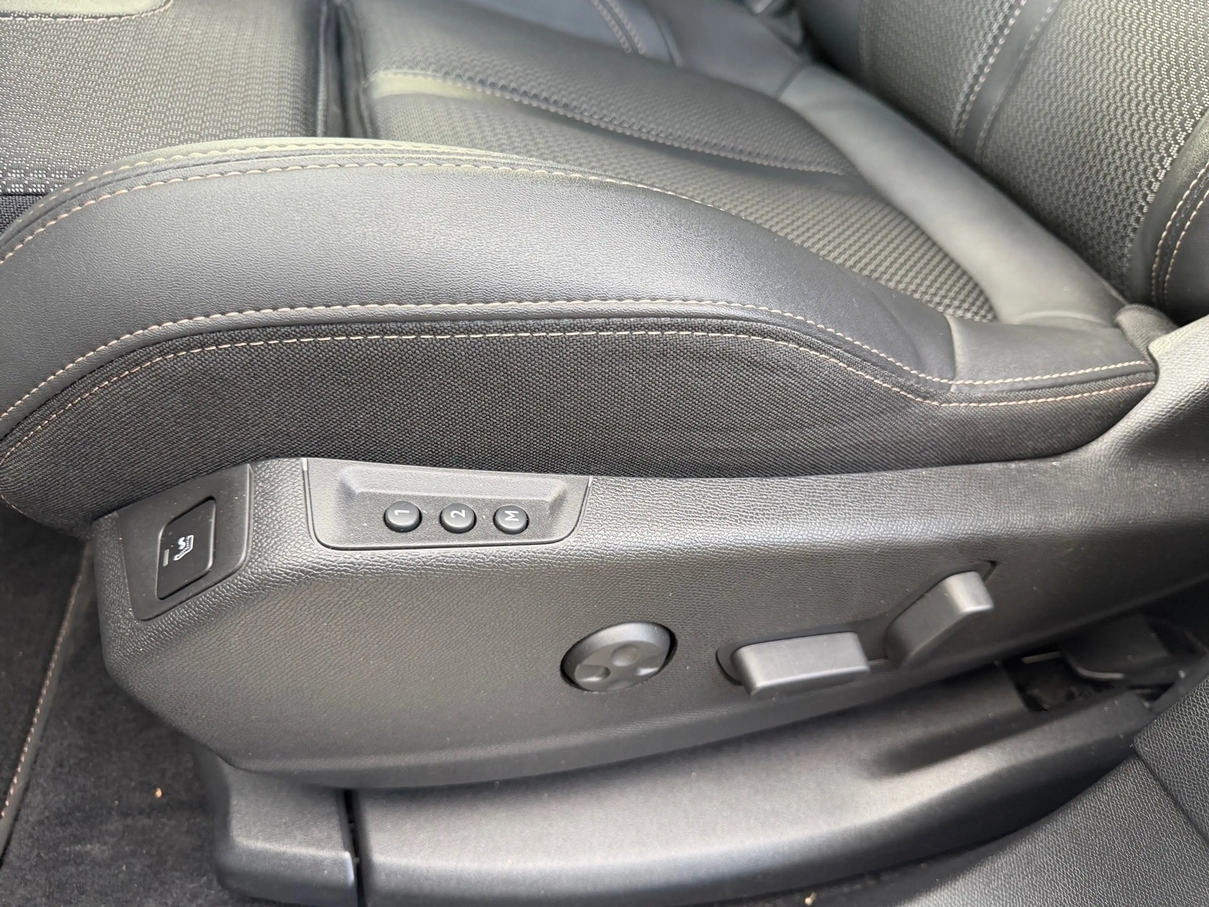Peugeot 3008 1.5 BlueHDi 130 GT ACC KeyLess LED Navi PDC — photo 8