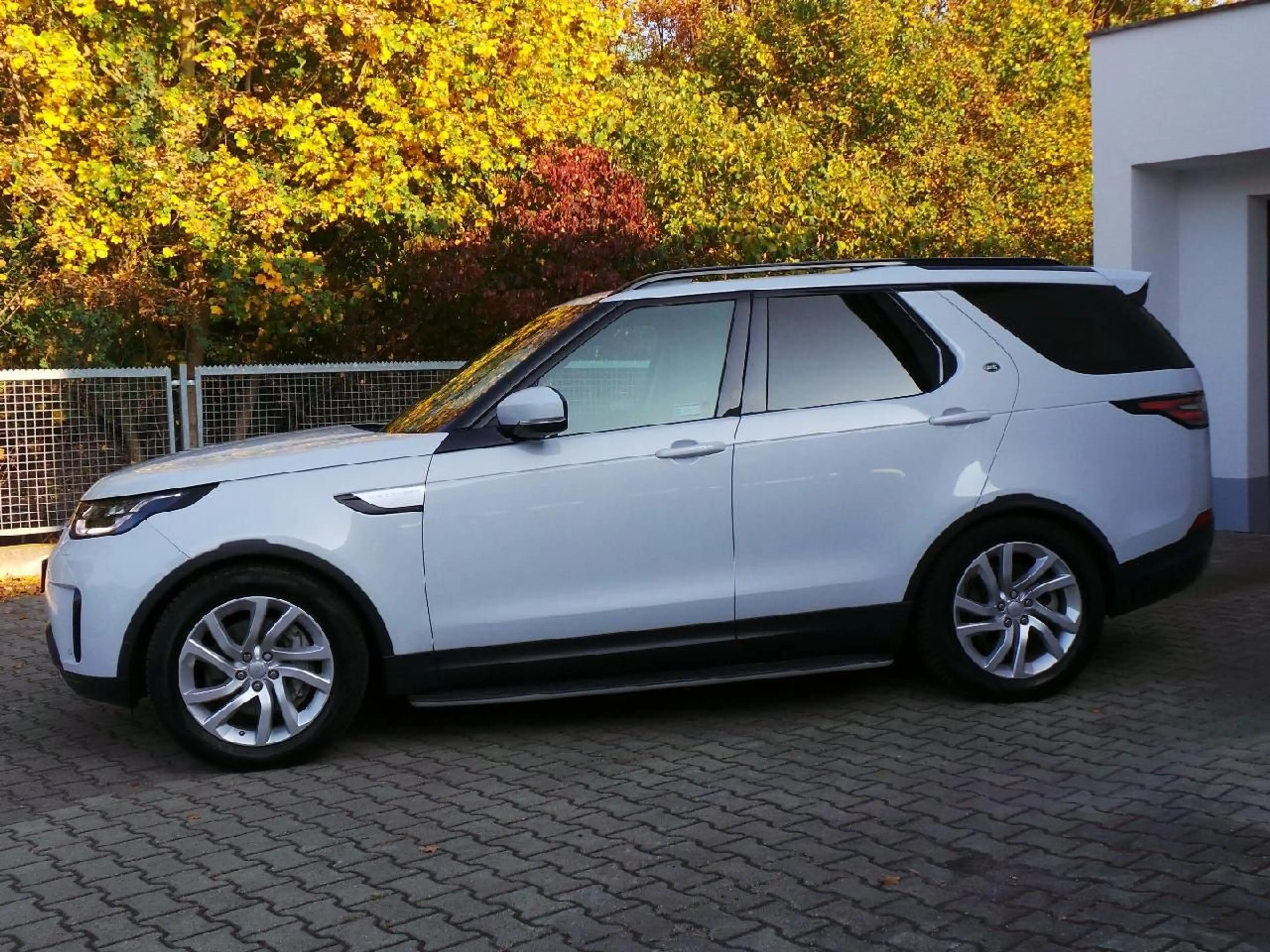 Land Rover Discovery 5 HSE SDV6 PANO Leder AWD Winterp AHK — photo 3
