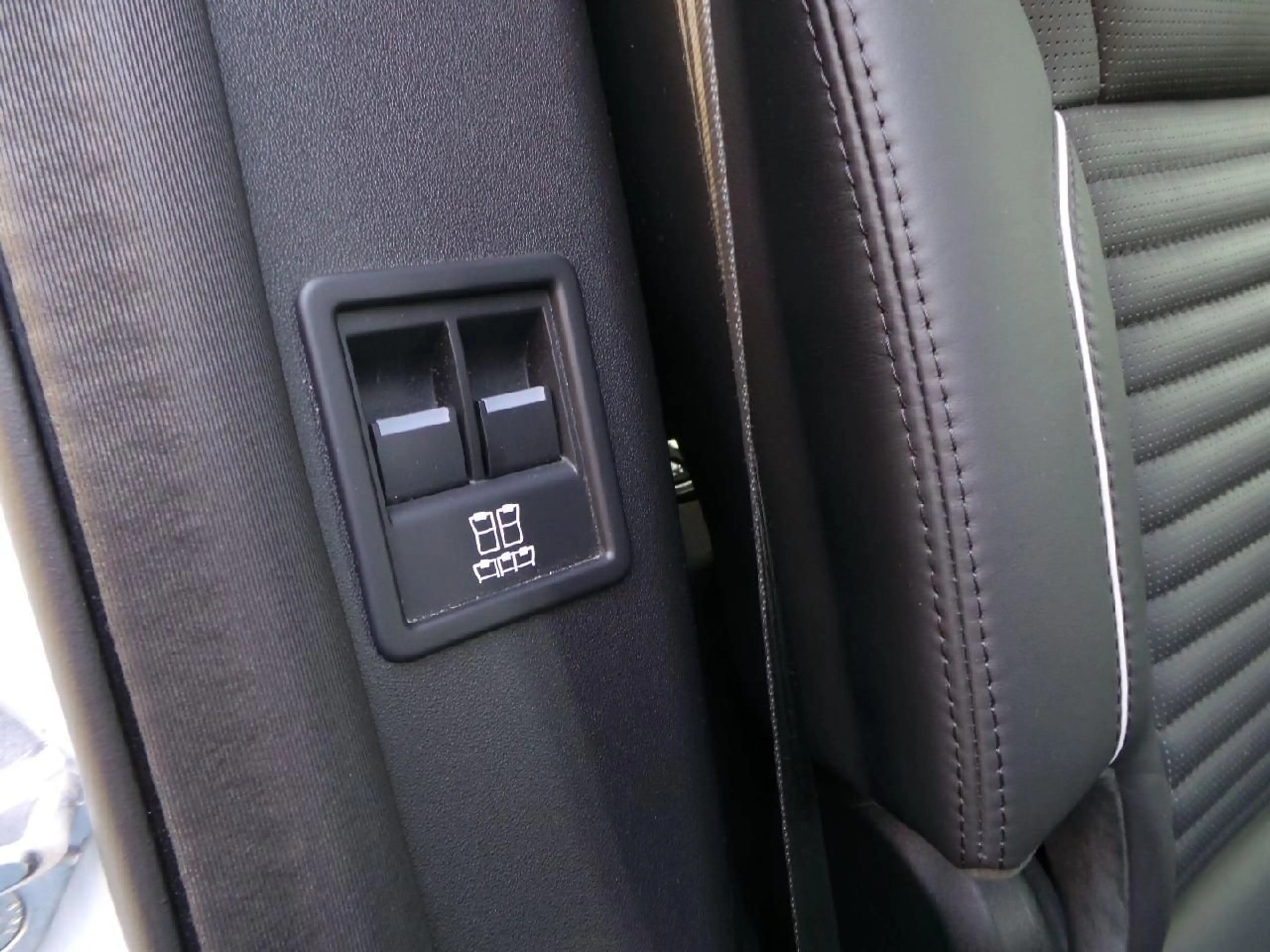 Land Rover Discovery 5 HSE SDV6 PANO Leder AWD Winterp AHK — photo 14