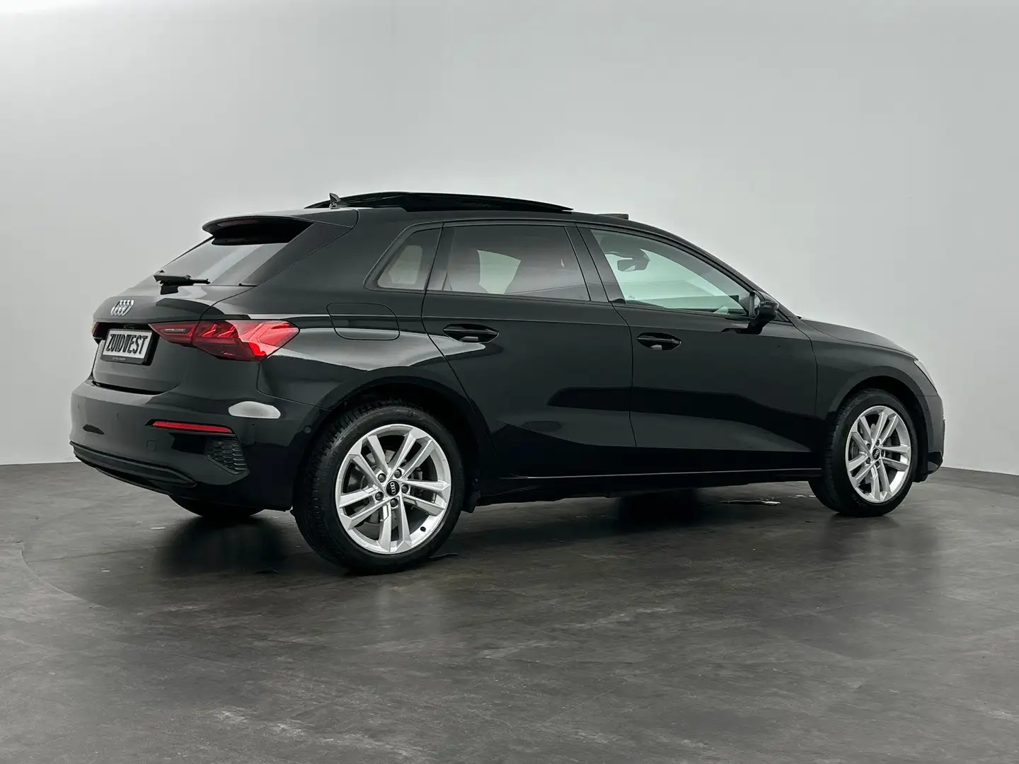 Audi A3 Sportback 40 TFSI e Advanced edition Pano Massage Zwart - 2