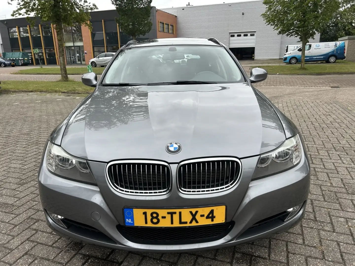 BMW 325 3-serie Touring 325i Luxury Line M 218PK PANO CRUI Grijs - 2