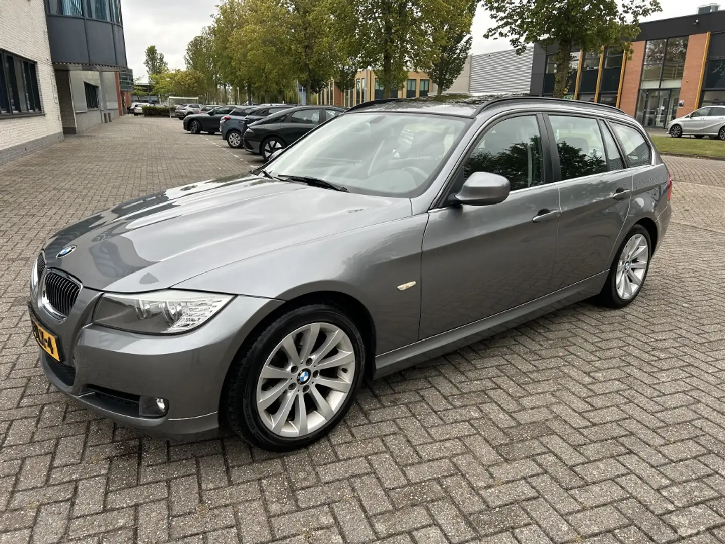 BMW 325 3-serie Touring 325i Luxury Line M 218PK PANO CRUI Grijs - 1